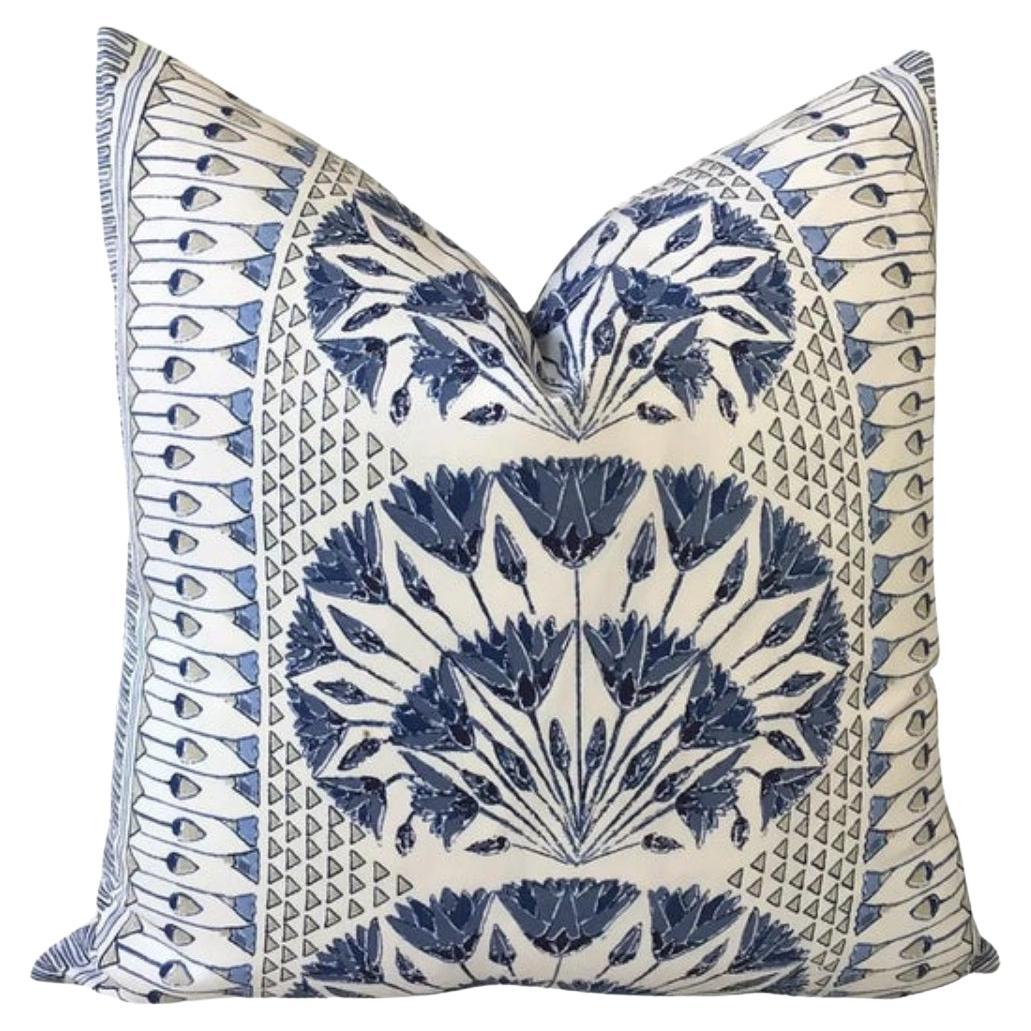 Cuscino completo da 22" Thibaut "Cairo" in blu con imbottitura in piuma d
oca - Singolo