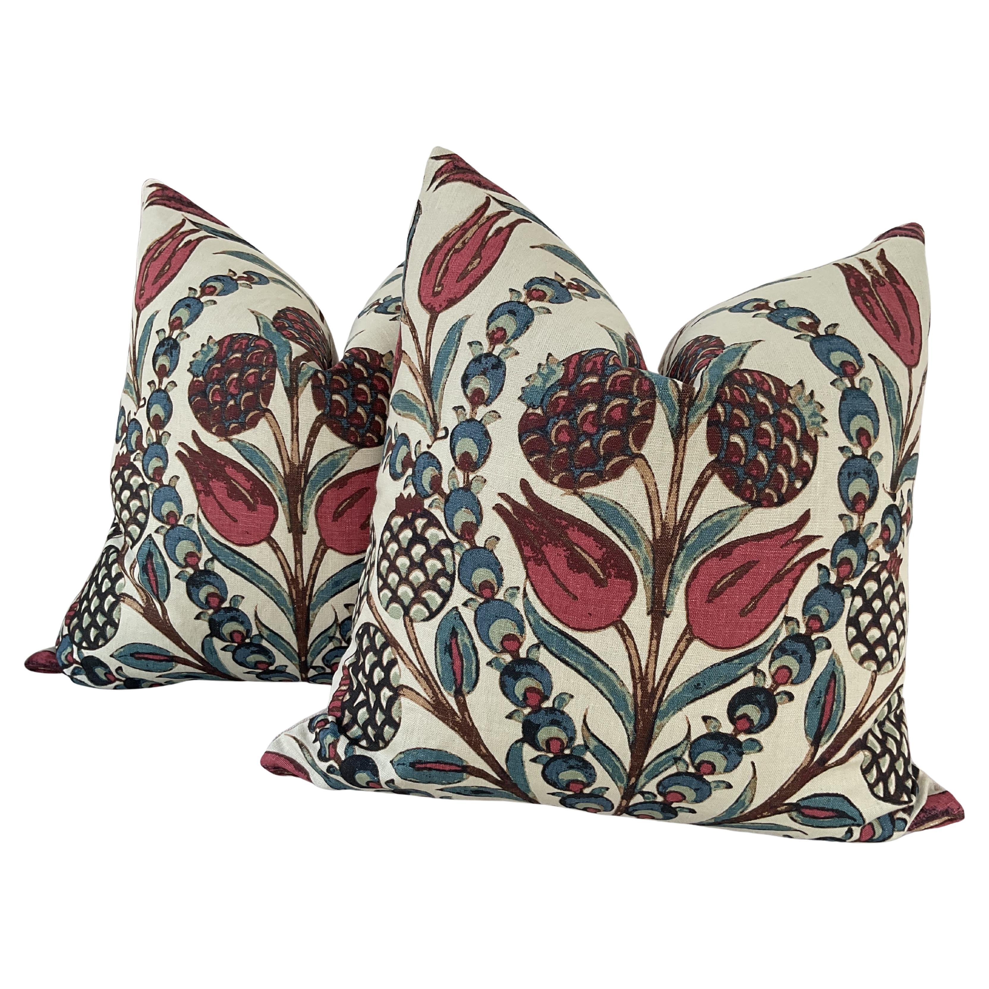 Almohadas Thibaut "Corneila" en rojo y verde azulado - Un par en venta