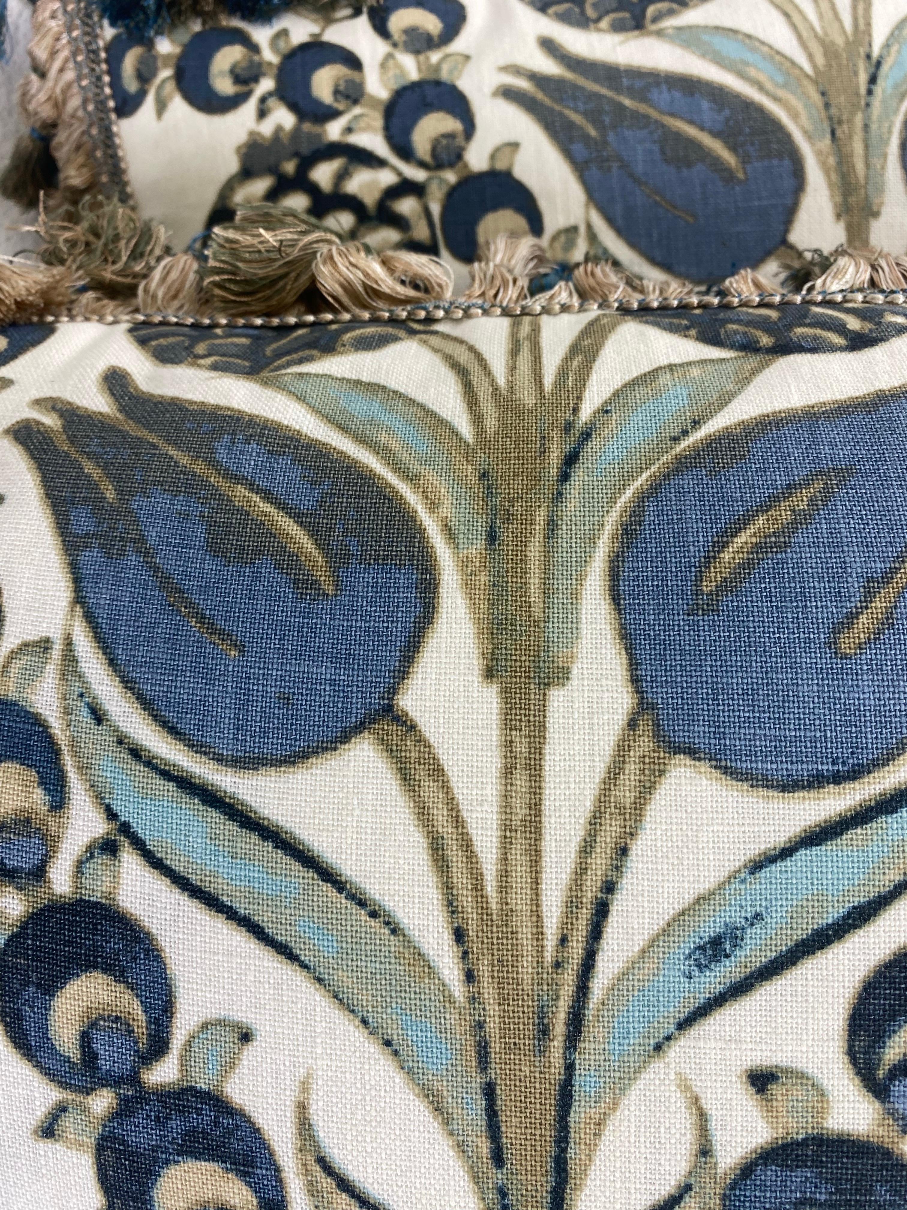 Se trata de un par de almohadas lumbares de lino impresas a mano con lino Thibaut. Este par de cojines son de bonitos tonos azul marino, azul pálido, crema y topo. Los cojines tienen un bonito estampado botánico con un fleco de borlas coordinado en