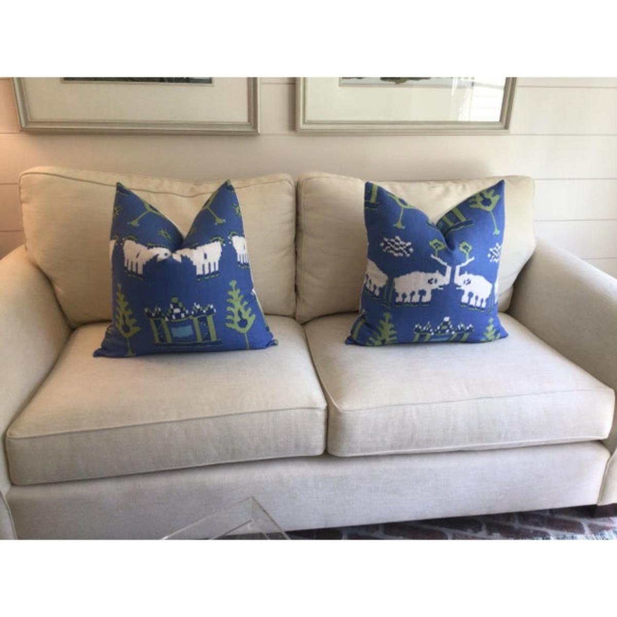 Ecco quello che hai visto in tutte le riviste di design ultimamente. Kingdom Parade di Thibaut è OVUNQUE: qui è mostrato in un glorioso blu reale, giallo brillante e verde lime!
Questo annuncio si riferisce a un singolo cuscino completo. Verrà