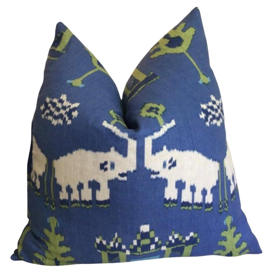 Thibaut "Kingdom Parade" Cuscino imbottito in piuma d
oca Cobalto e Lime 20" Singolo in vendita