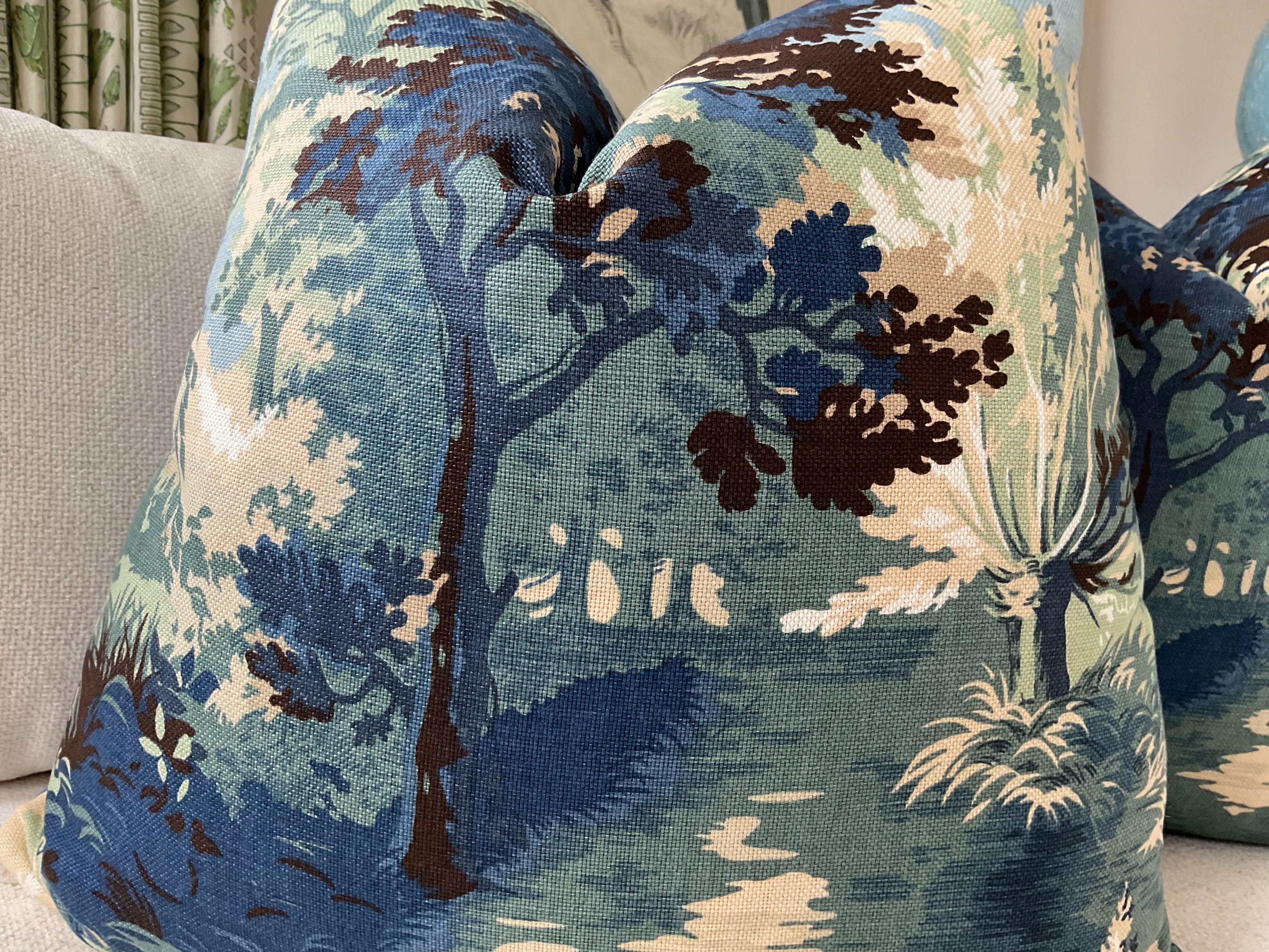 Lincoln Toile stellt eine romantische Landschaftsszene dar. Übereinandergeschichtete, malerische Bäume, Äste und Gräser formen ein umhüllendes, zeitloses Bild. Wunderschönes antikes, grünes Toilettentuch. Die Darstellung einer ländlichen Umgebung