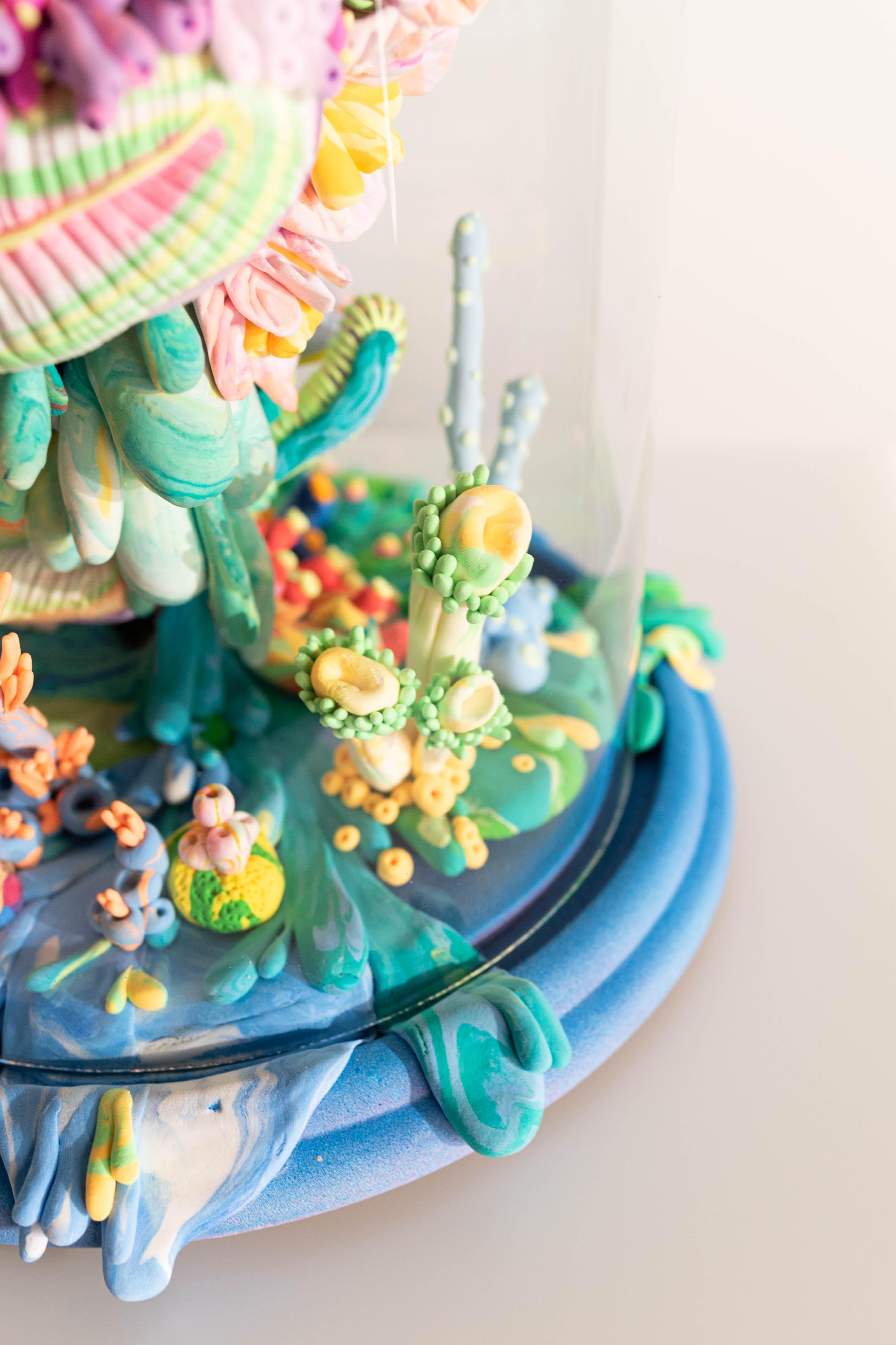 Colourful Mixed-Media-Skulptur mit dem Titel „Hanging gardens“ – Sculpture von Thibo Moreels