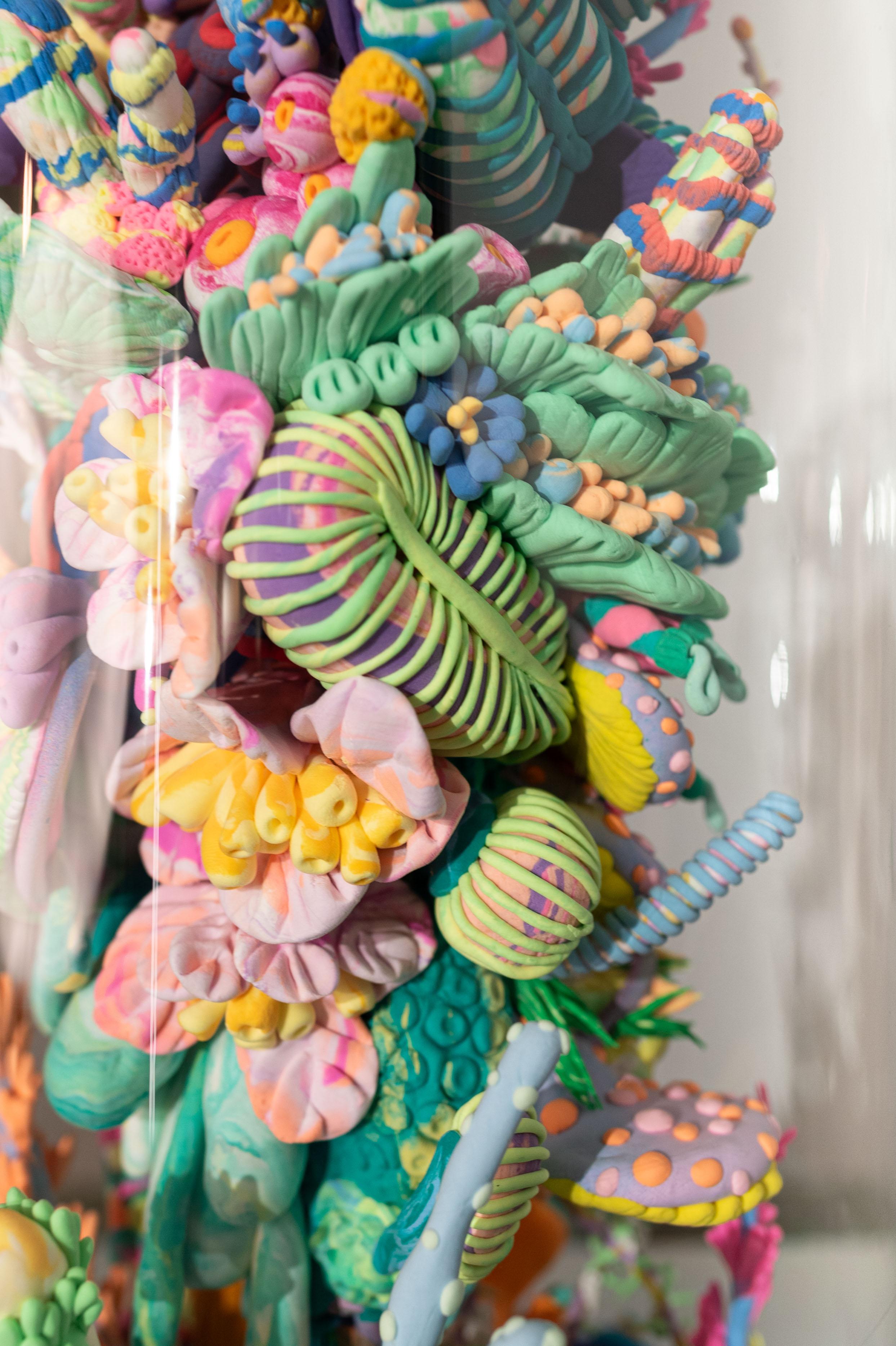 Colourful Mixed-Media-Skulptur mit dem Titel „Hanging gardens“ (Moderne), Sculpture, von Thibo Moreels