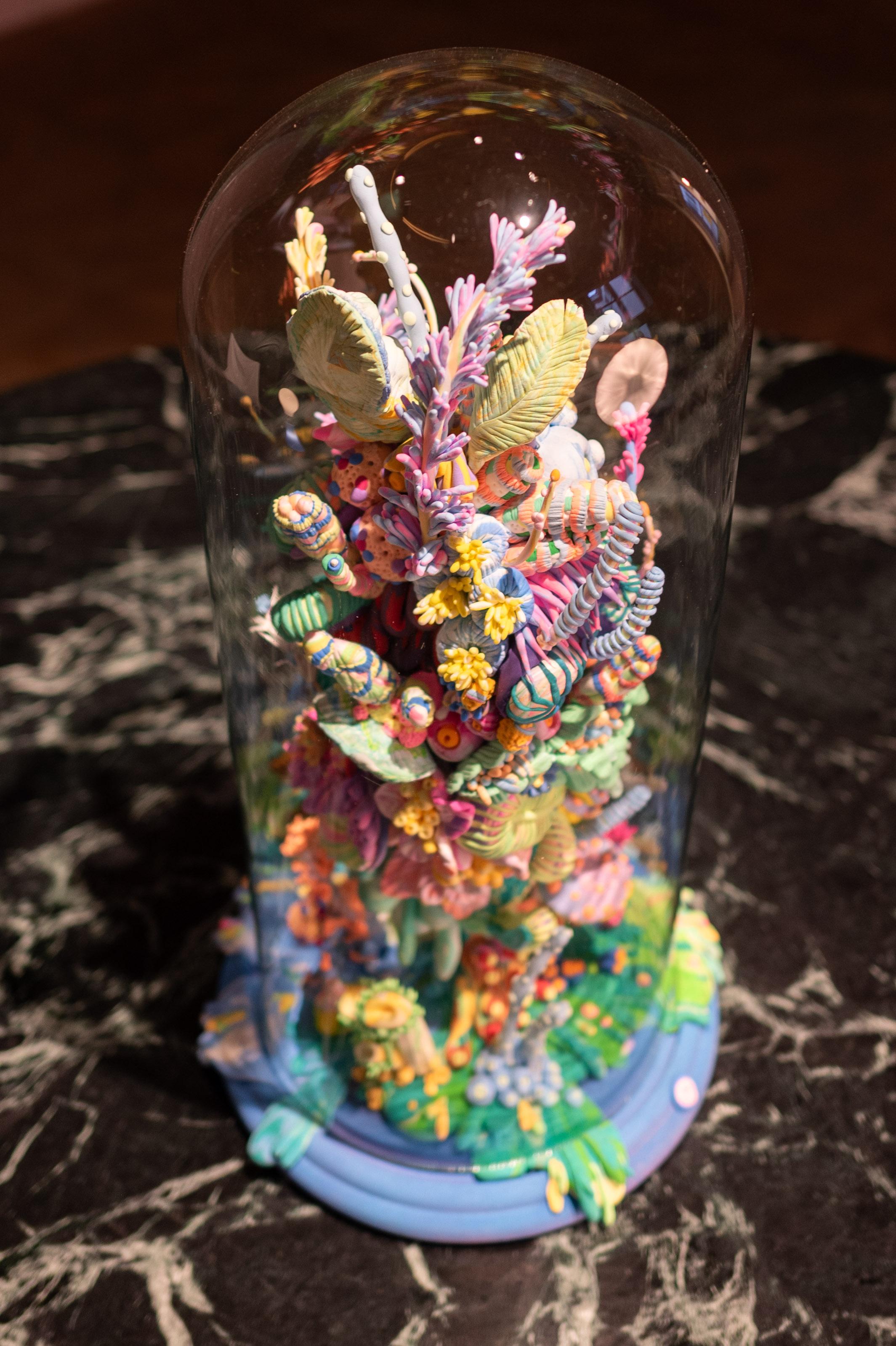 Colourful Mixed-Media-Skulptur mit dem Titel „Hanging gardens“ (Beige), Abstract Sculpture, von Thibo Moreels