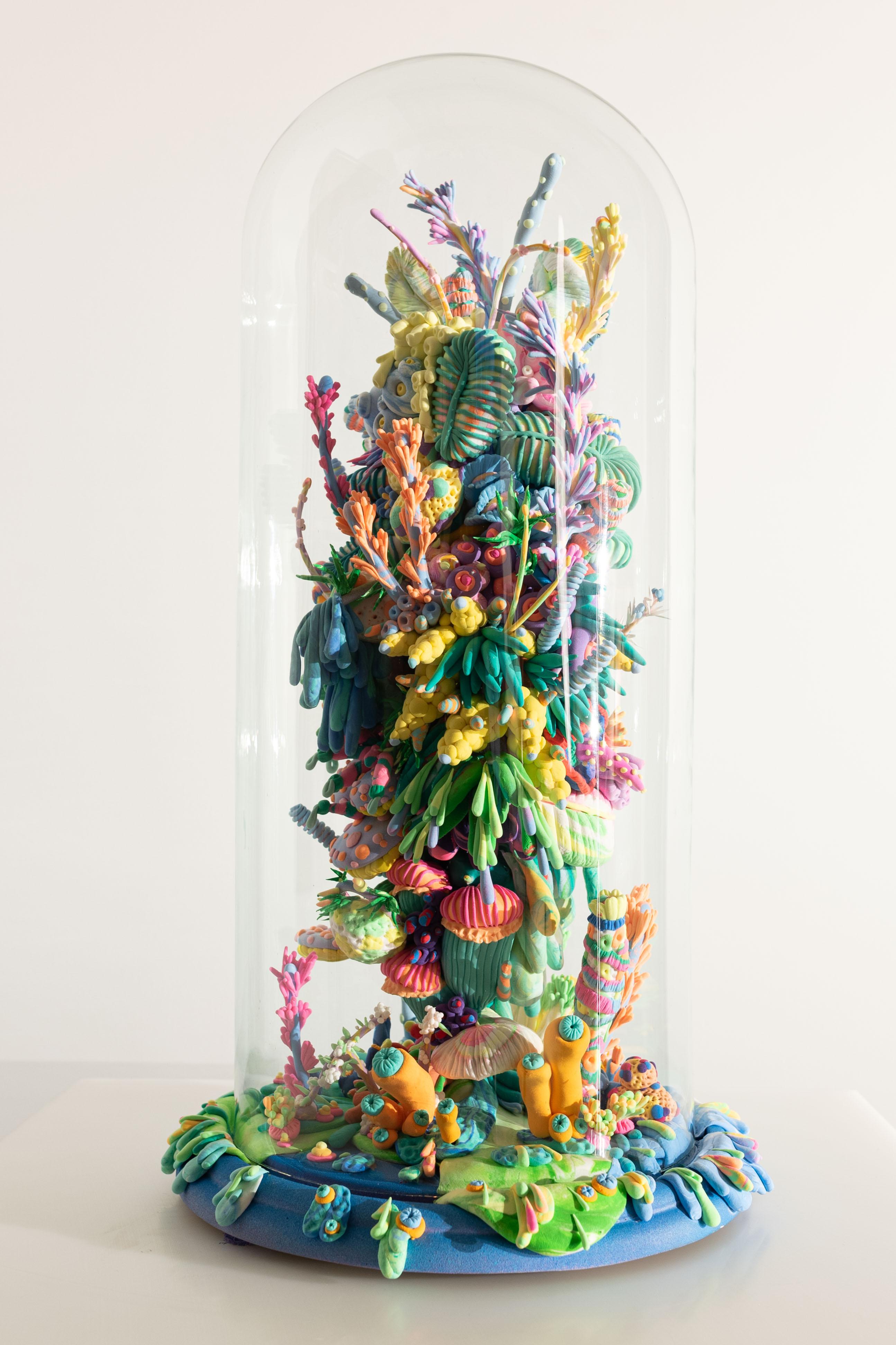 Colourful Mixed-Media-Skulptur mit dem Titel „Hanging gardens“