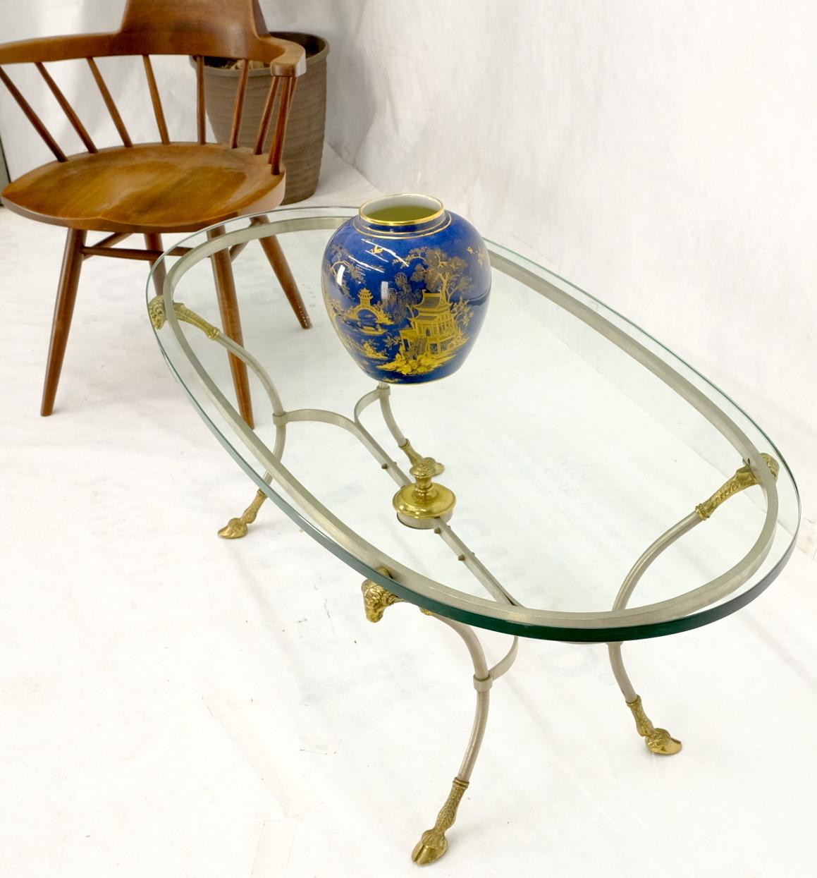 Ovaler Couchtisch mit Glasplatte aus Messing und Chrom mit Hufeisenfüßen im Jansen-Stil im Angebot 1