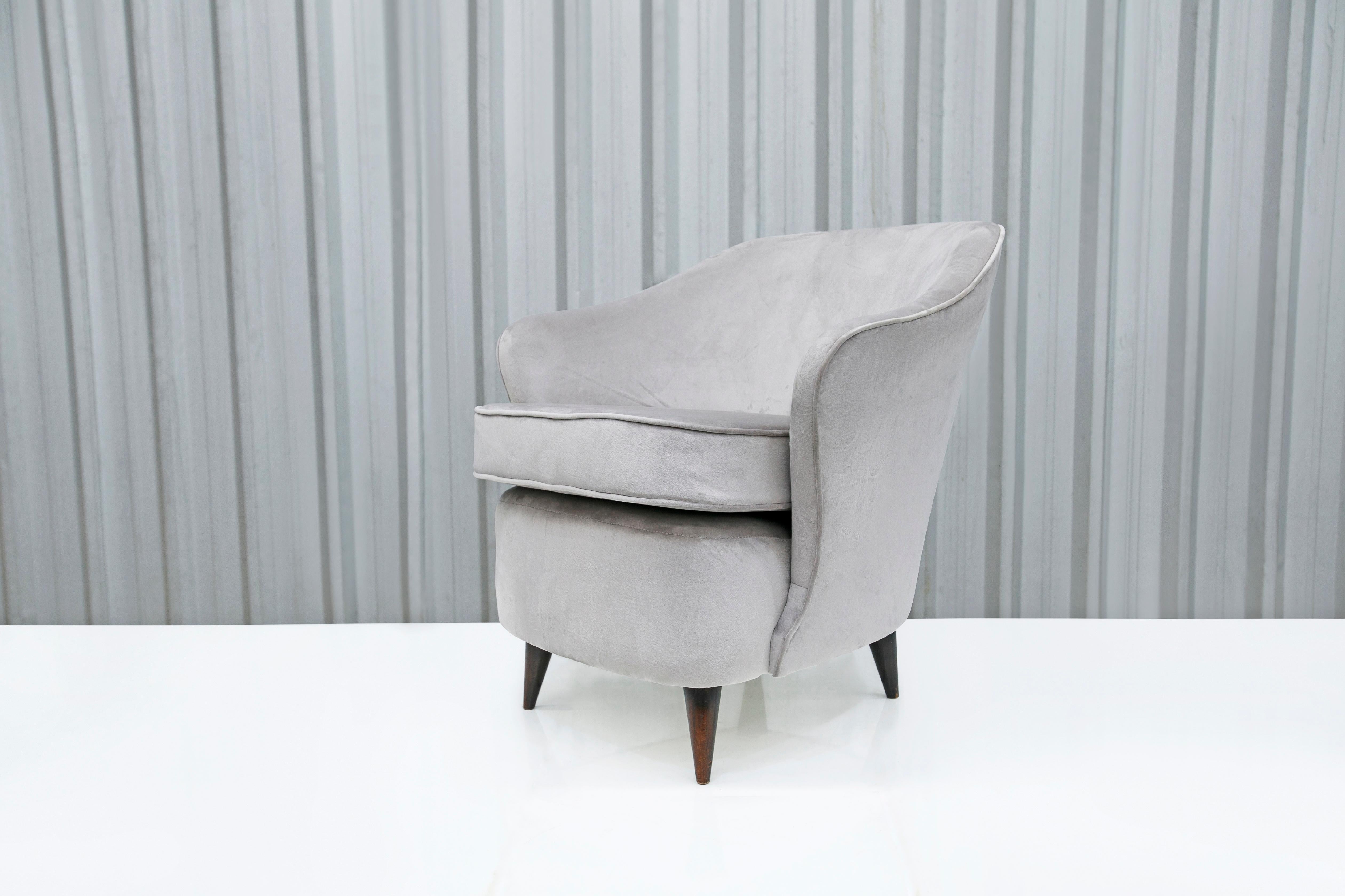 Mid-Century Modern Thick Armchair in Grey Fabric Attributed to Joaquim Tenreiro, c. 1950s For Sale