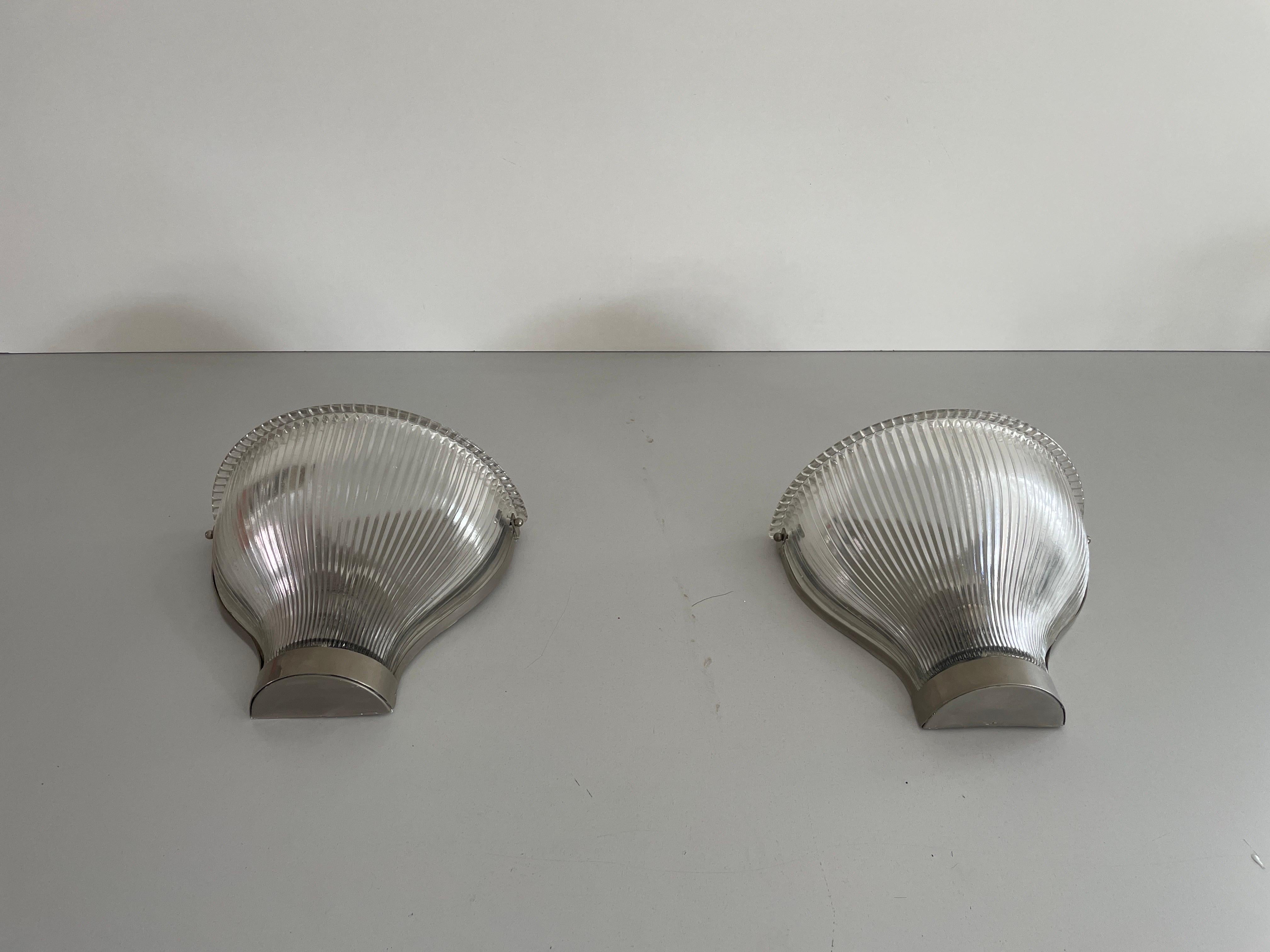Pareja de Apliques de Vidrio Artístico Grueso de Diseño Italiano, Al estilo de Ignazio Gardella, Años 50, Italia

Diseño minimalista
De muy alta calidad.
Totalmente funcional.

Las lámparas están en muy buen estado vintage.
Desgaste propio de la