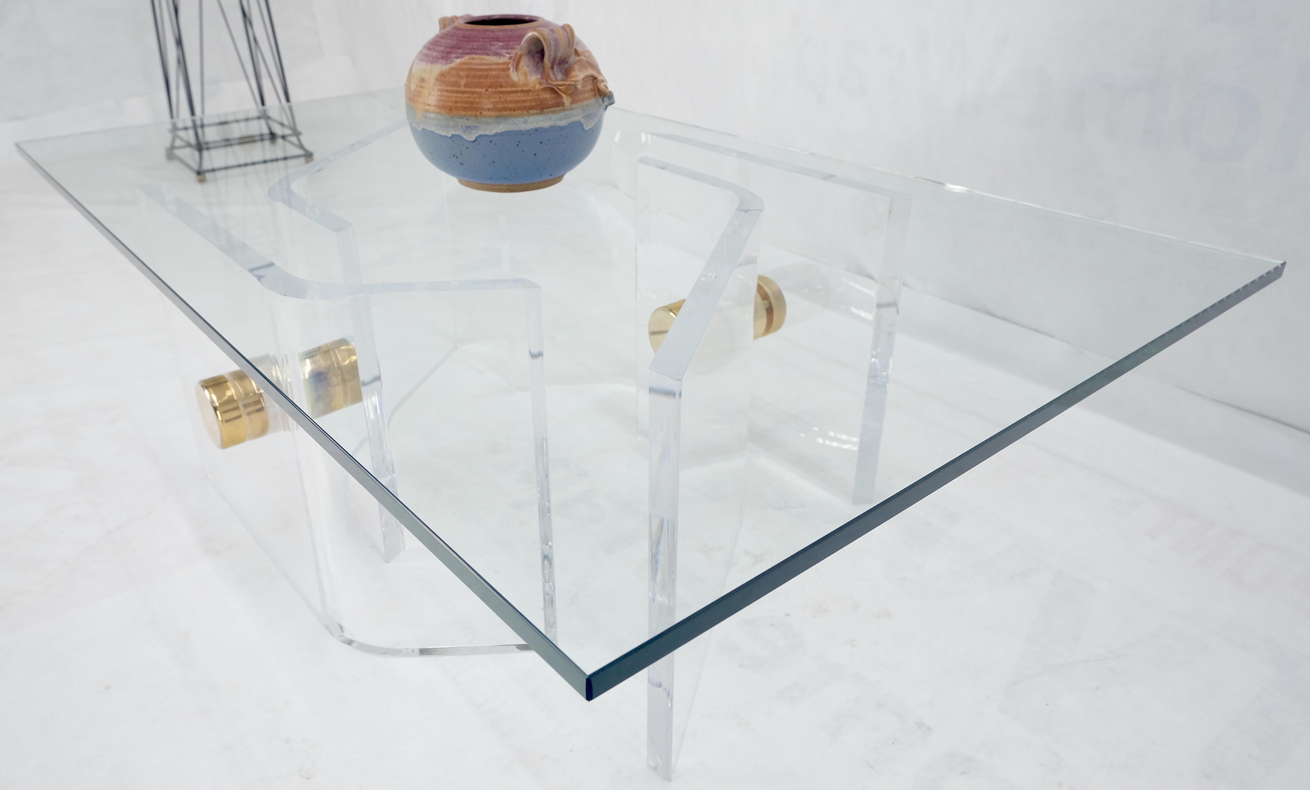 Mesa de centro gruesa de lucita pulida Base de botones dorados Tapa de cristal Mid Century en venta 3