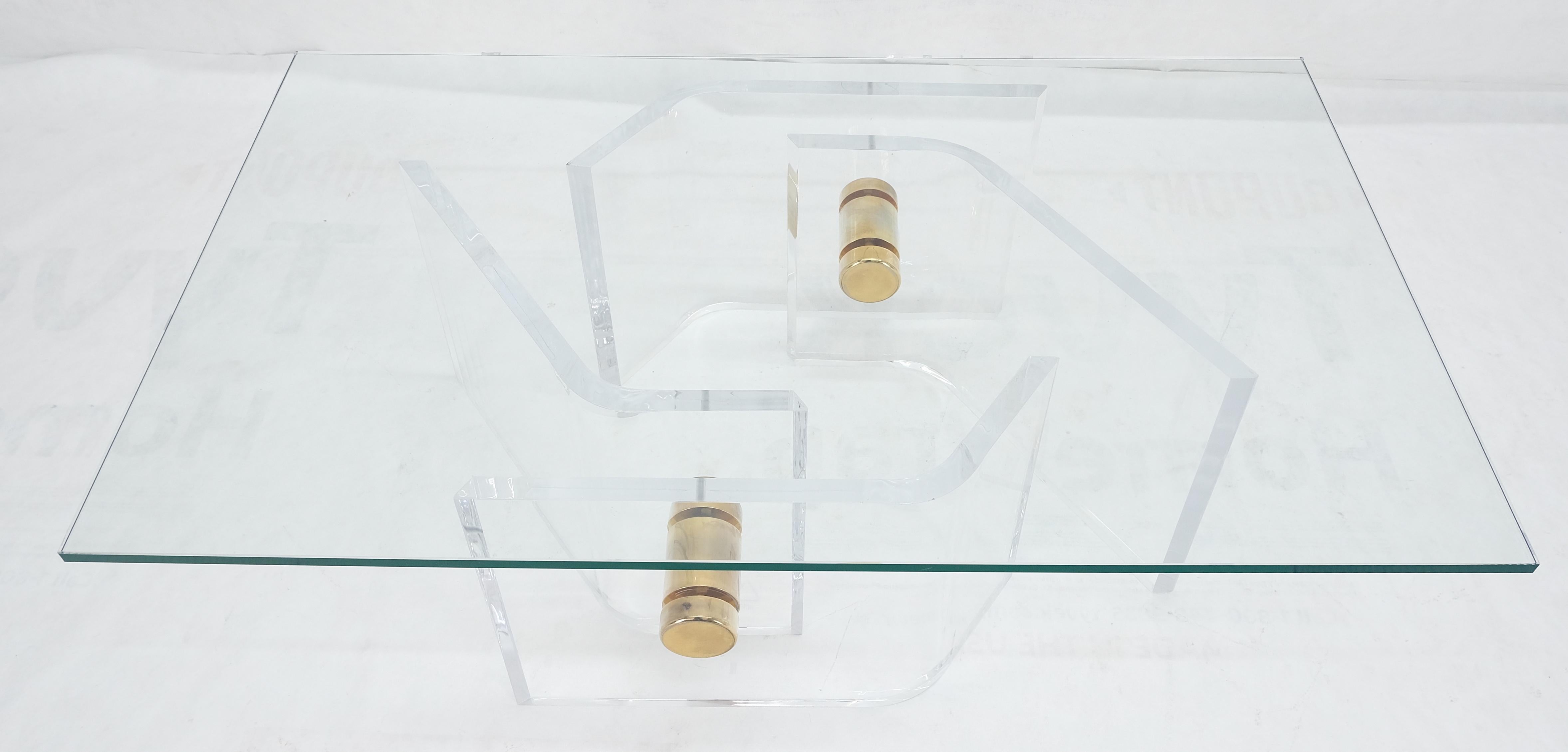 ¡Mesa de centro gruesa de lucita pulida Base de botones dorados Tapa de cristal Mid Century MINT!