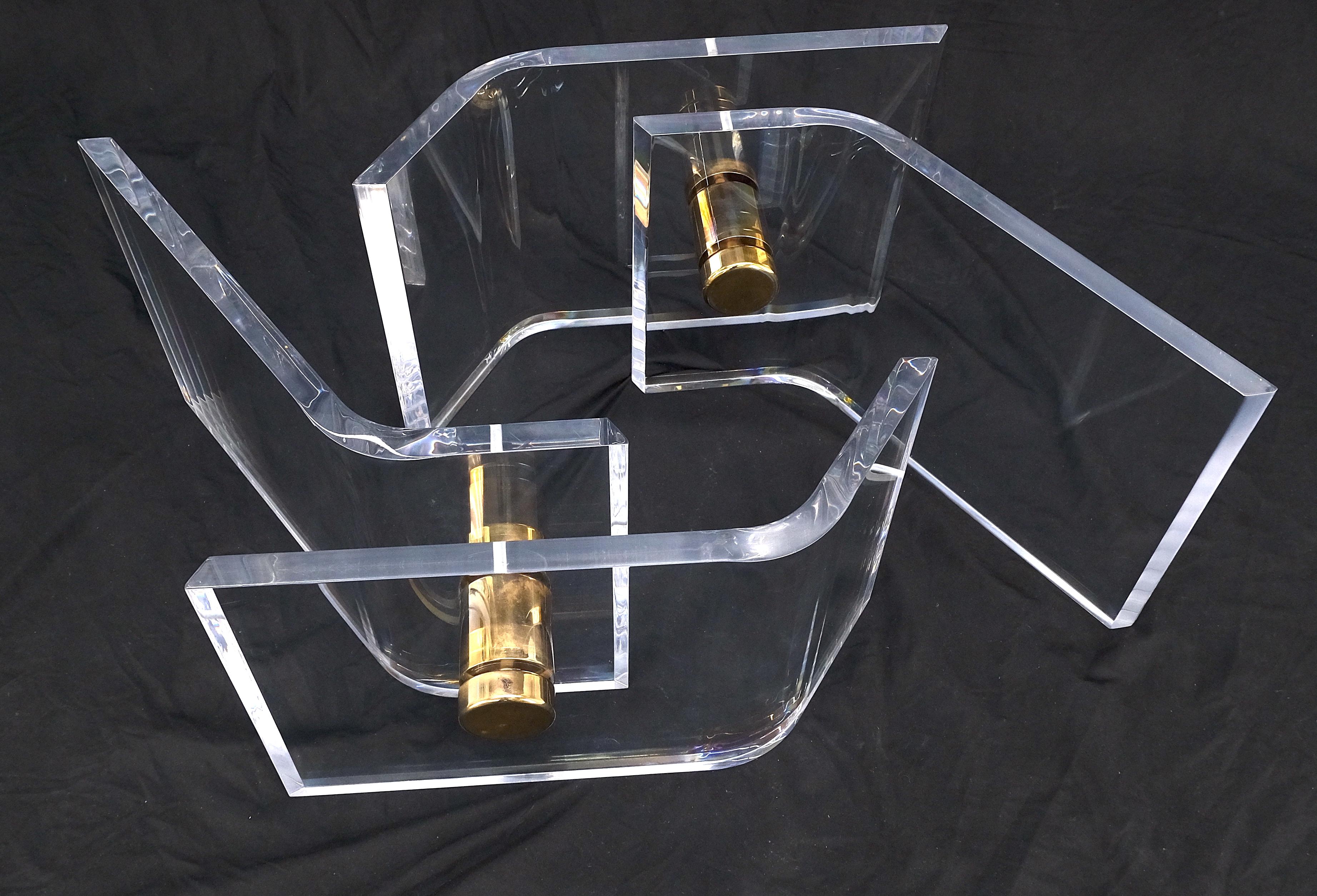 Mesa de centro gruesa de lucita pulida Base de botones dorados Tapa de cristal Mid Century Moderno de mediados de siglo en venta