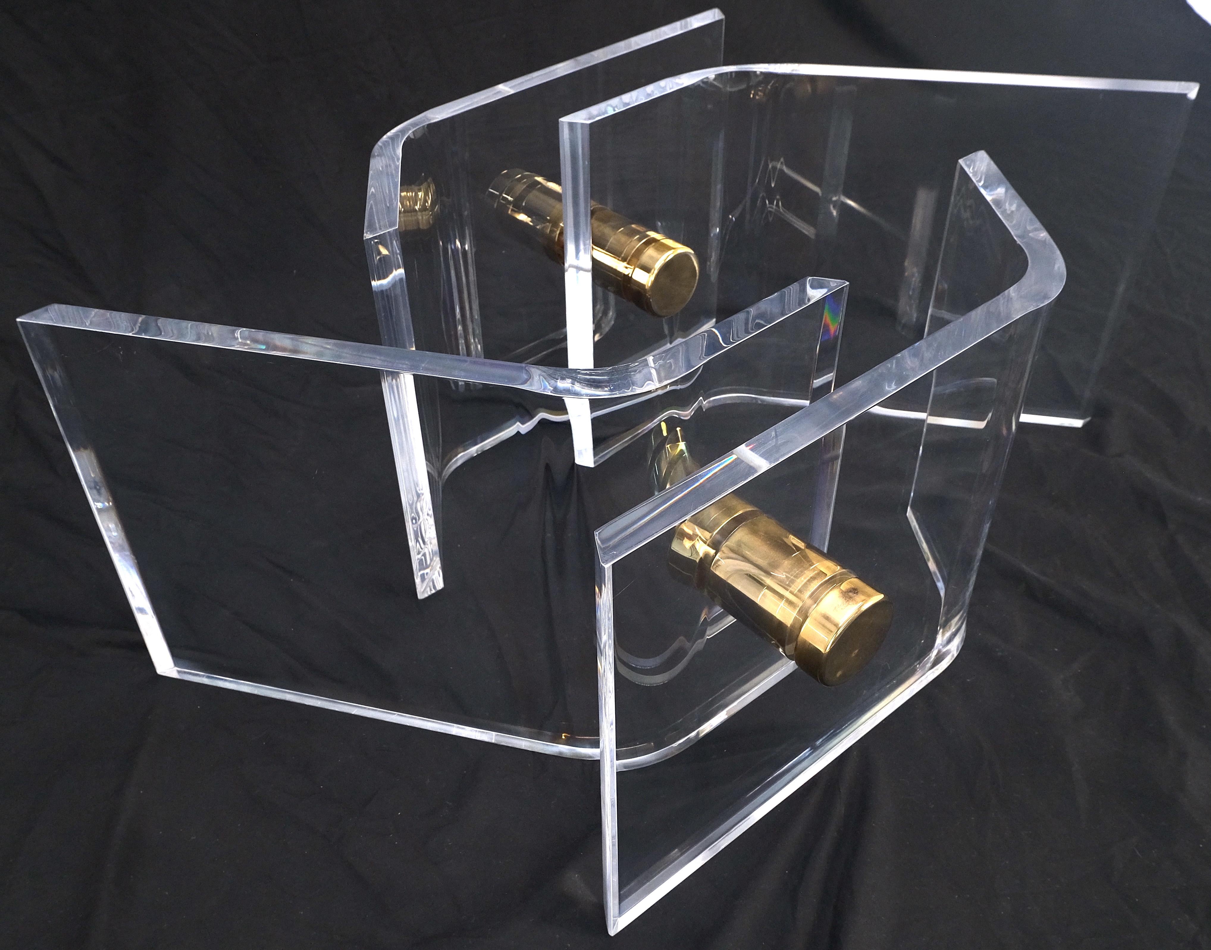 Mesa de centro gruesa de lucita pulida Base de botones dorados Tapa de cristal Mid Century Estadounidense en venta