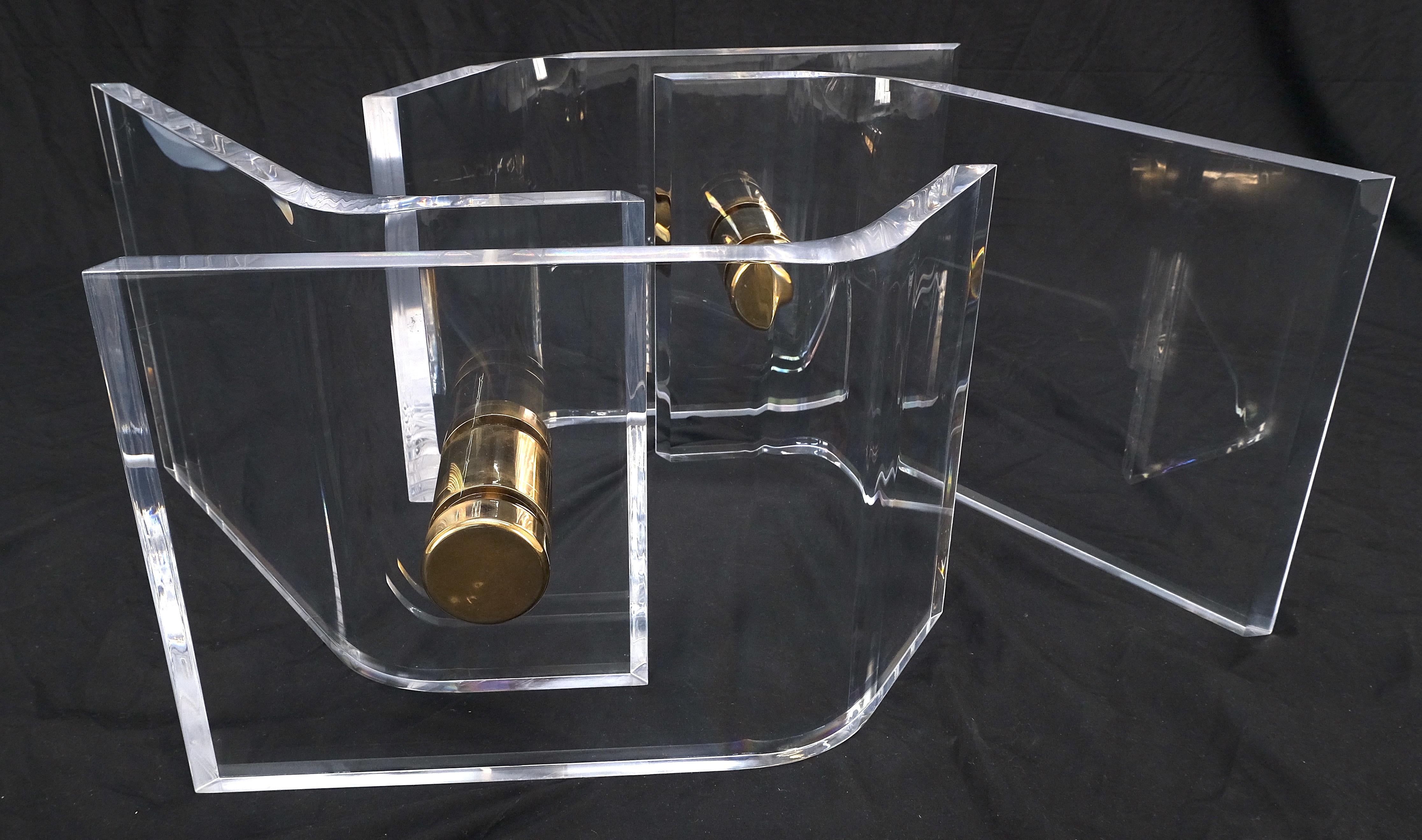 Mesa de centro gruesa de lucita pulida Base de botones dorados Tapa de cristal Mid Century en Bueno estado para la venta en Rockaway, NJ