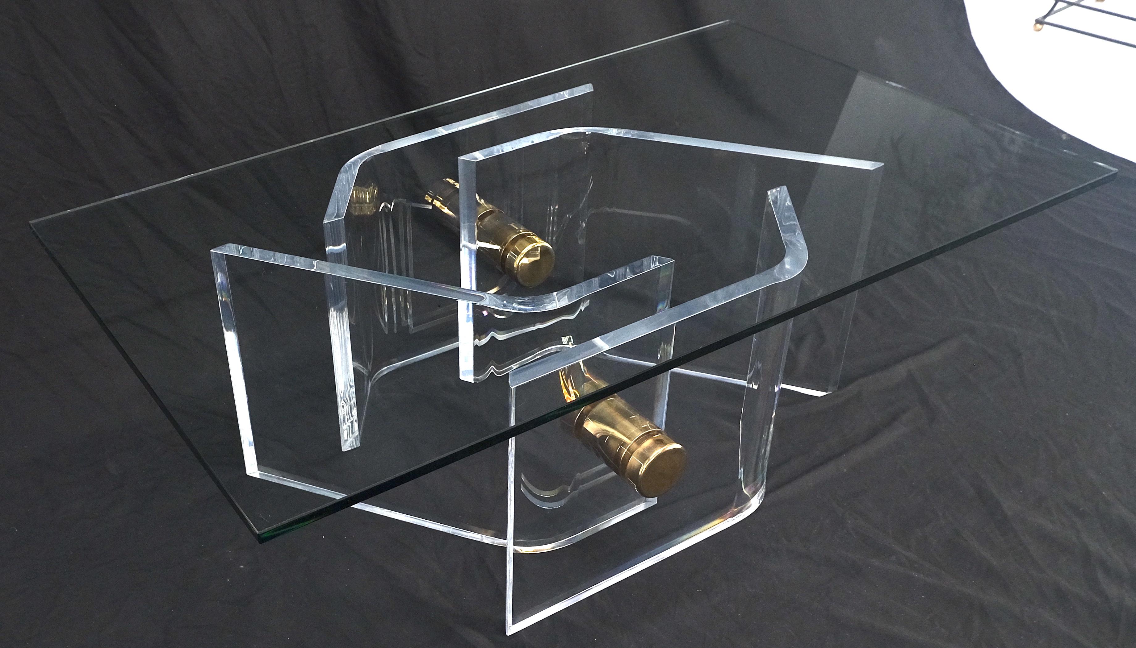 Mesa de centro gruesa de lucita pulida Base de botones dorados Tapa de cristal Mid Century siglo XX en venta