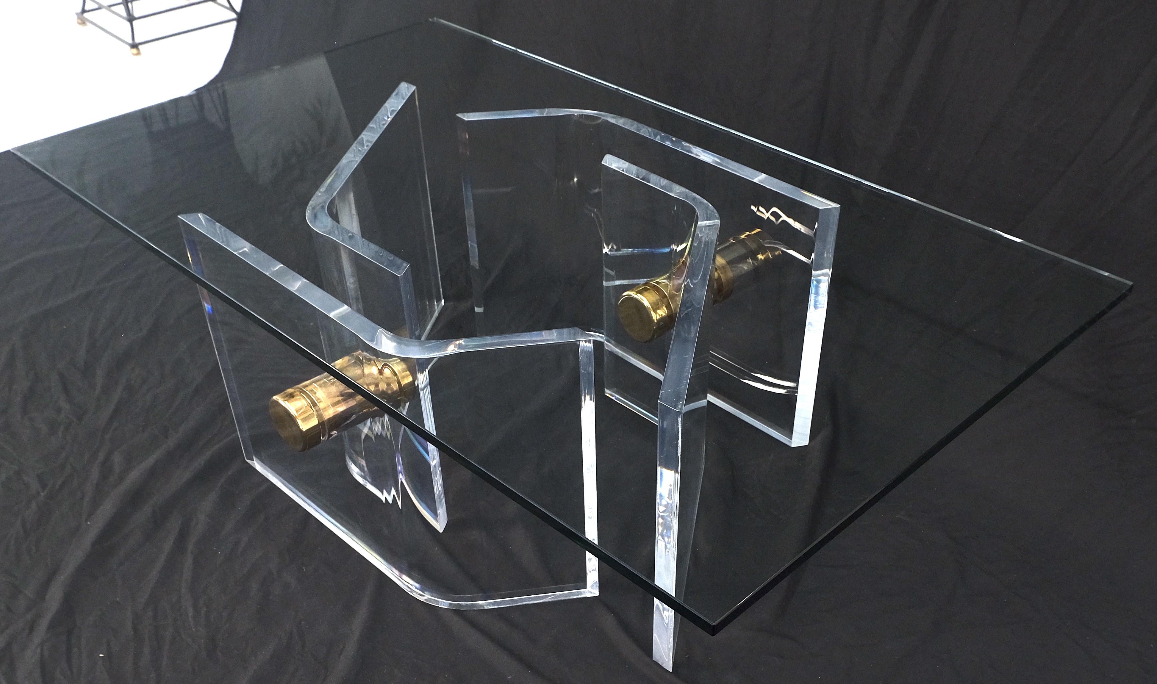 Mesa de centro gruesa de lucita pulida Base de botones dorados Tapa de cristal Mid Century Latón en venta
