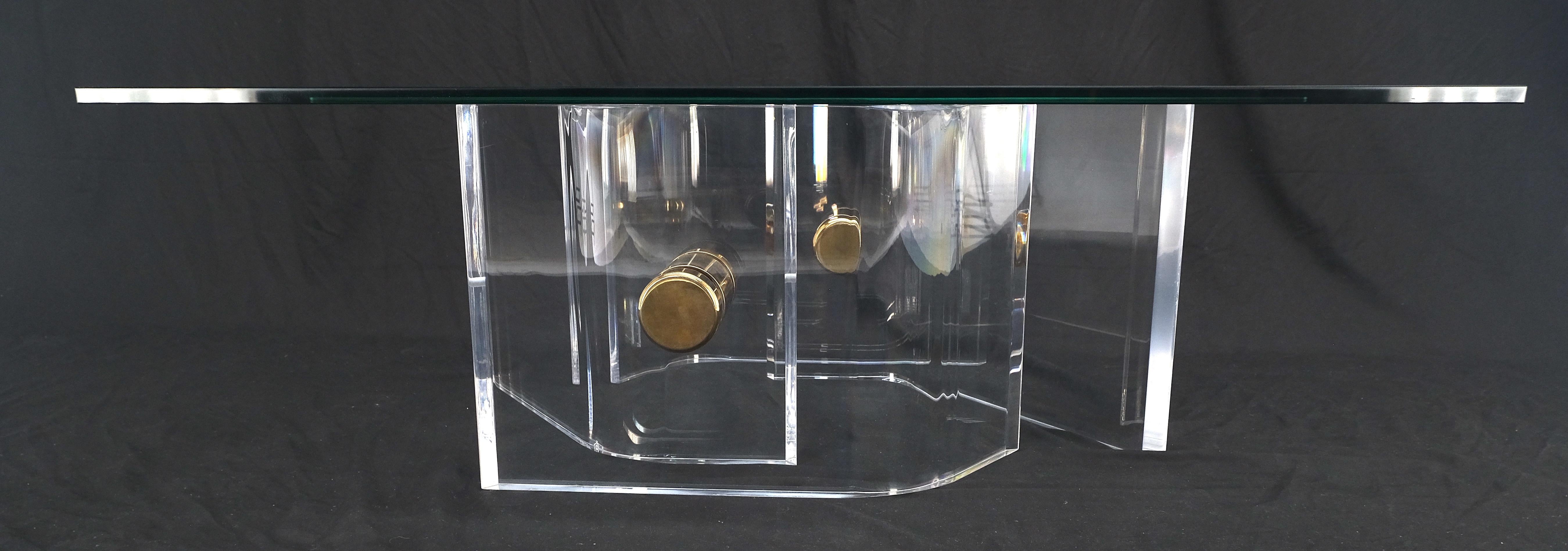 Mesa de centro gruesa de lucita pulida Base de botones dorados Tapa de cristal Mid Century en venta 1