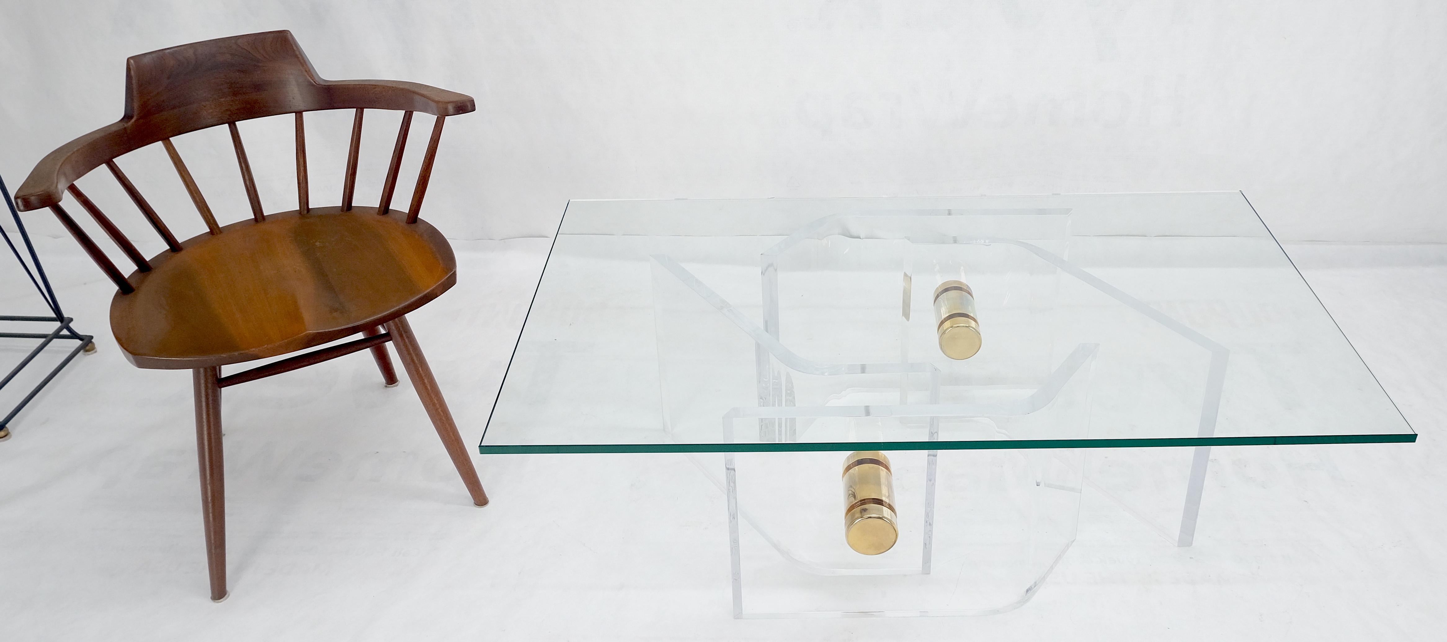 Mesa de centro gruesa de lucita pulida Base de botones dorados Tapa de cristal Mid Century en venta 2