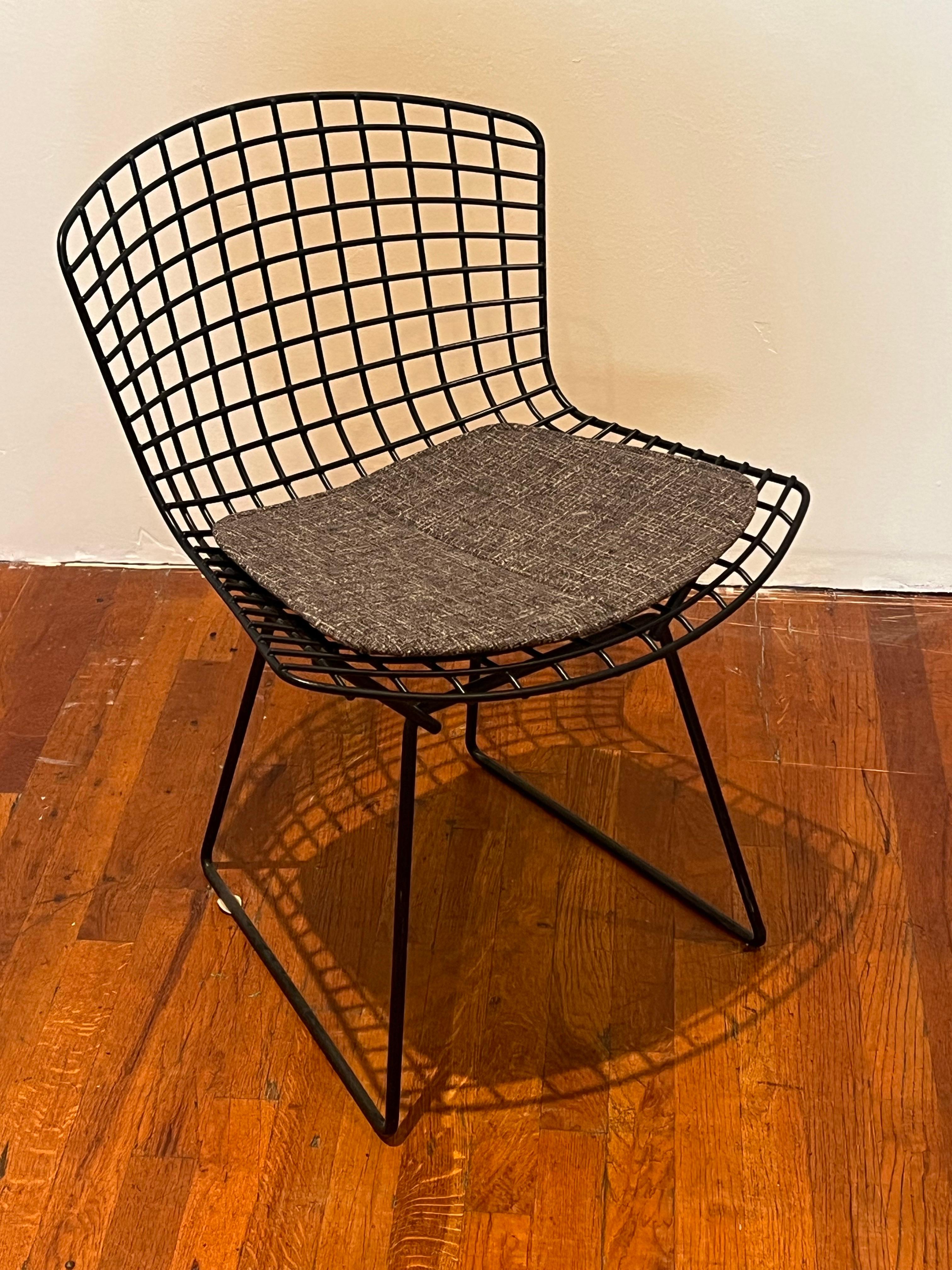 
Single seat pad chair designed by Harry Bertoia for Knoll, circa 1990s with a grey seat pad , nice thick coating excellent condition .