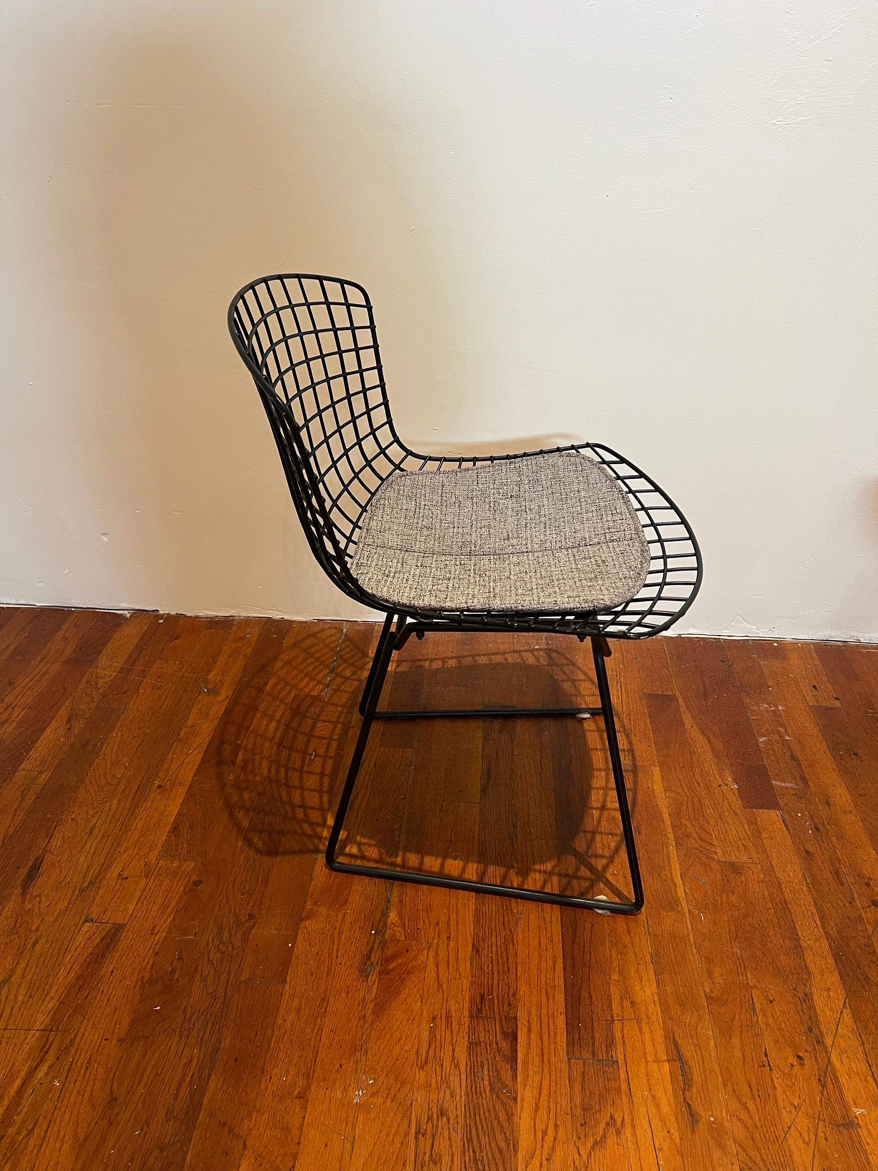 Thick Black Metal Original Harry Bertoia Desk Dining Patio Chair for Knoll In Excellent Condition For Sale In San Diego, CA
