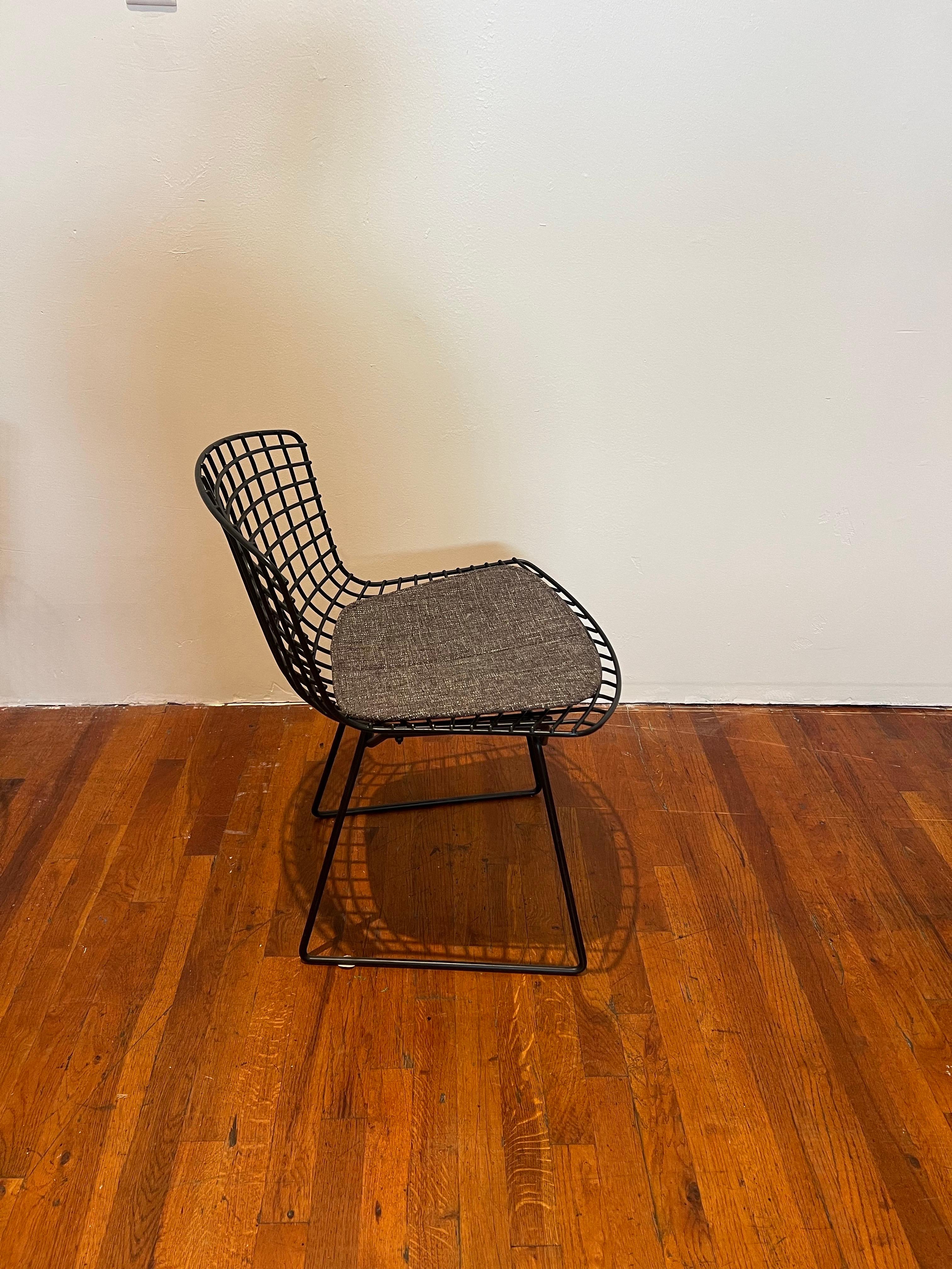 Thick Black Metal Original Harry Bertoia Desk Dining Patio Chair for Knoll In Excellent Condition For Sale In San Diego, CA