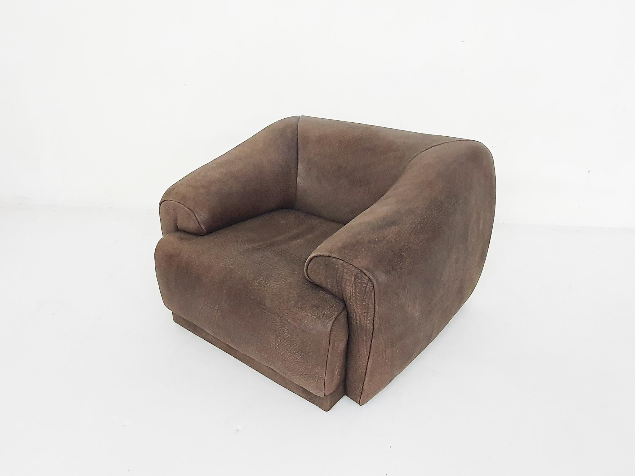 Thick brown buffalo leather lounge chairs in the Style of the model DS47 from th For Sale 3