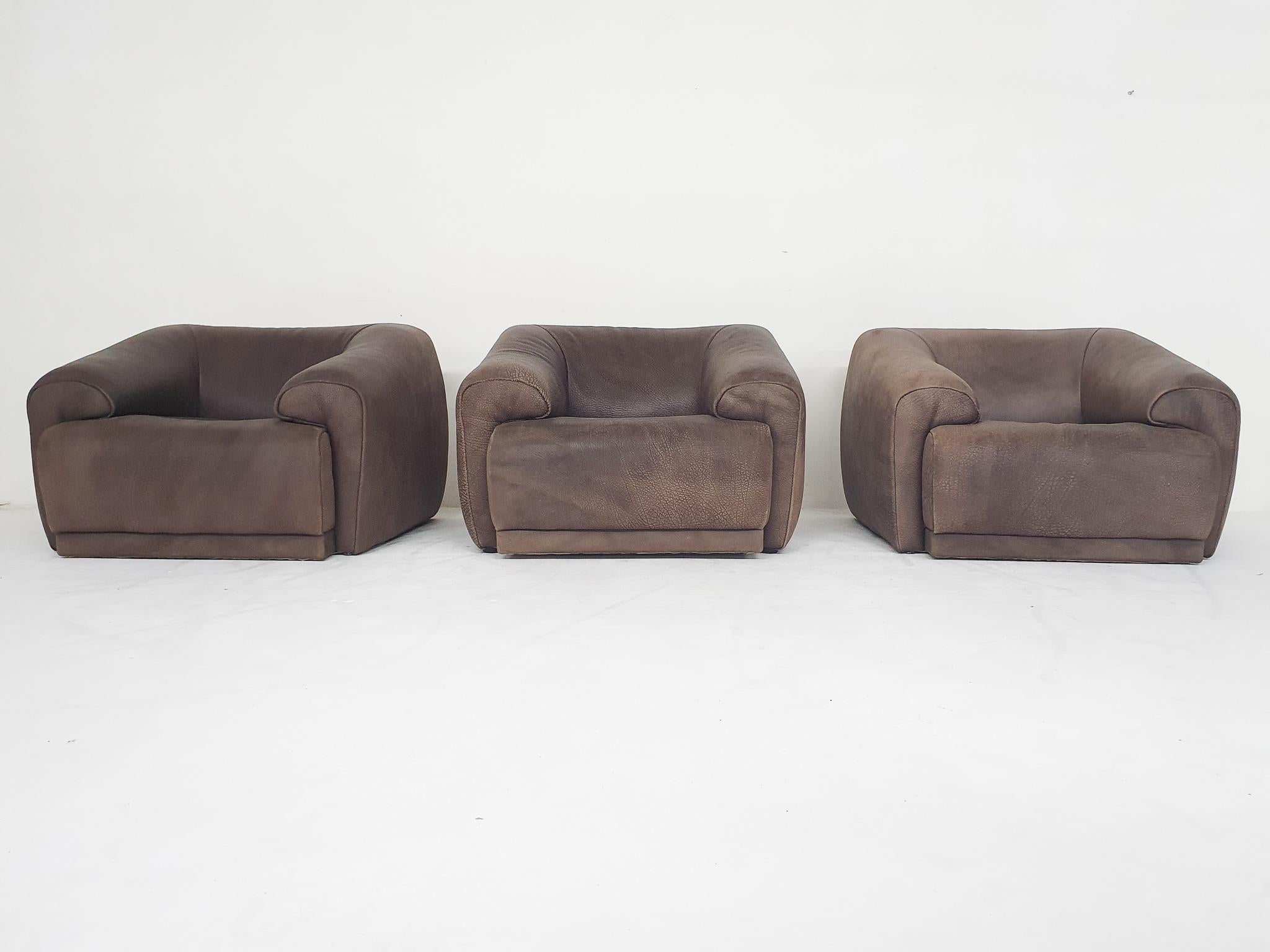 Thick brown buffalo leather lounge chairs in the Style of the model DS47 from the Swiss manufacturer De Sede.
In good condition, only one has a small damage on the seating.