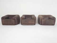 Thick brown buffalo leather lounge chairs in the Style of the model DS47 from th