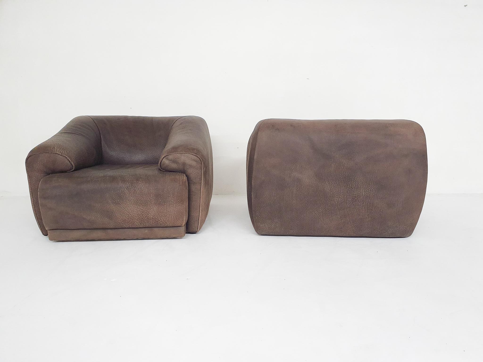 Mid-Century Modern Thick brown buffalo leather lounge chairs in the Style of the model DS47 from th For Sale