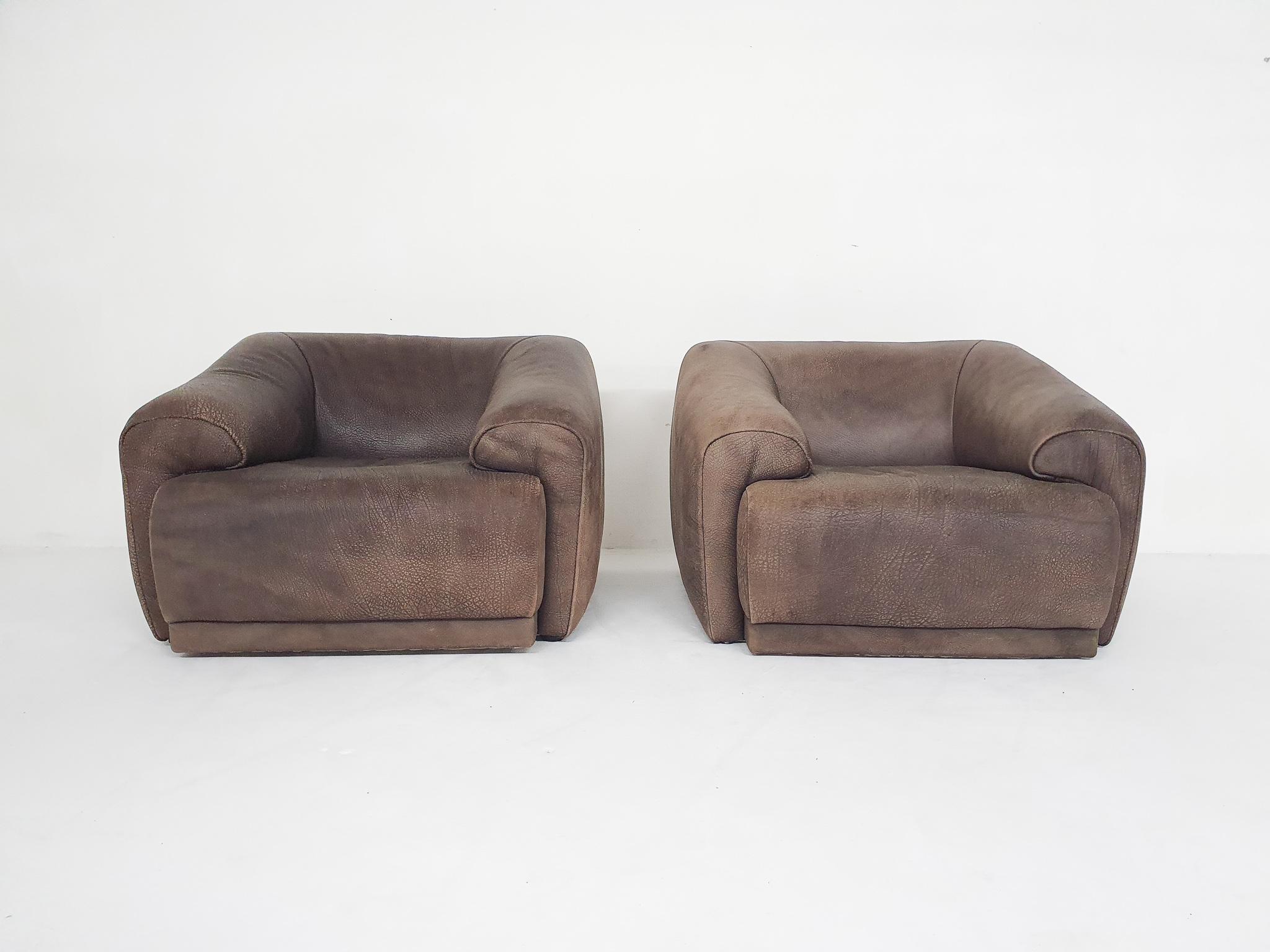 Thick brown buffalo leather lounge chairs in the Style of the model DS47 from th In Good Condition For Sale In Amsterdam, NL