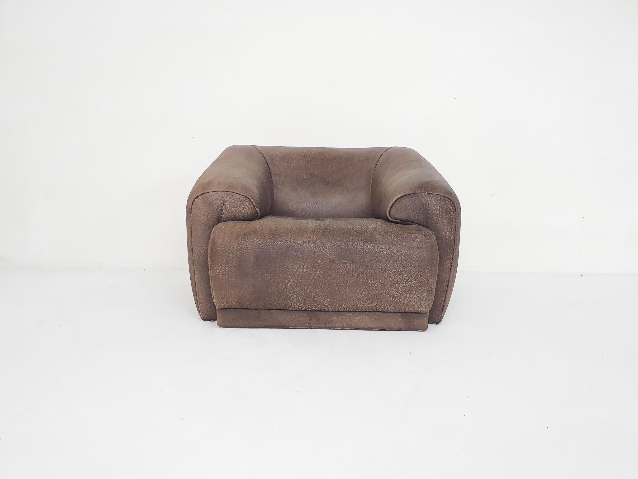 20th Century Thick brown buffalo leather lounge chairs in the Style of the model DS47 from th For Sale