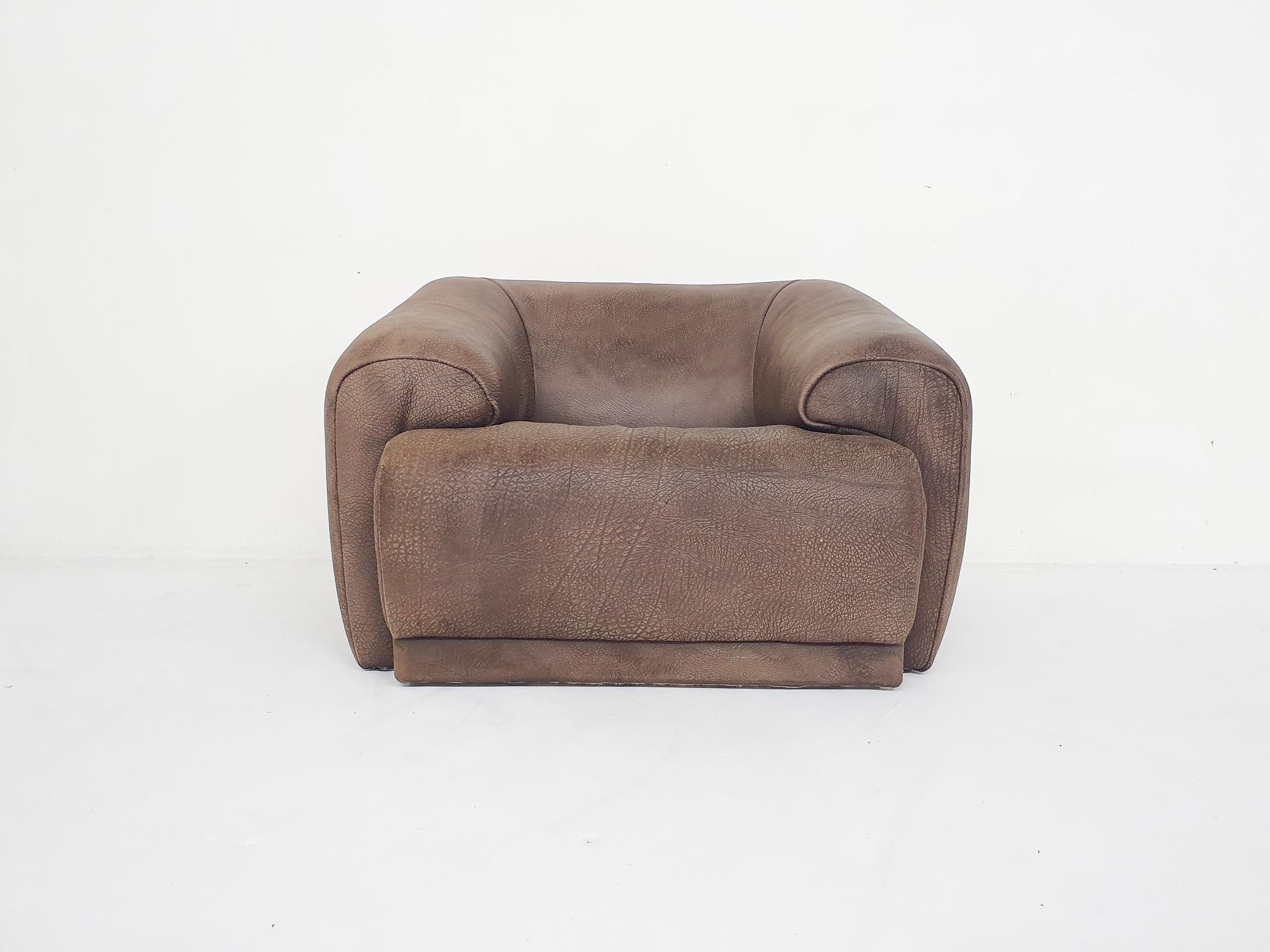 Thick brown buffalo leather lounge chairs in the Style of the model DS47 from th For Sale 1