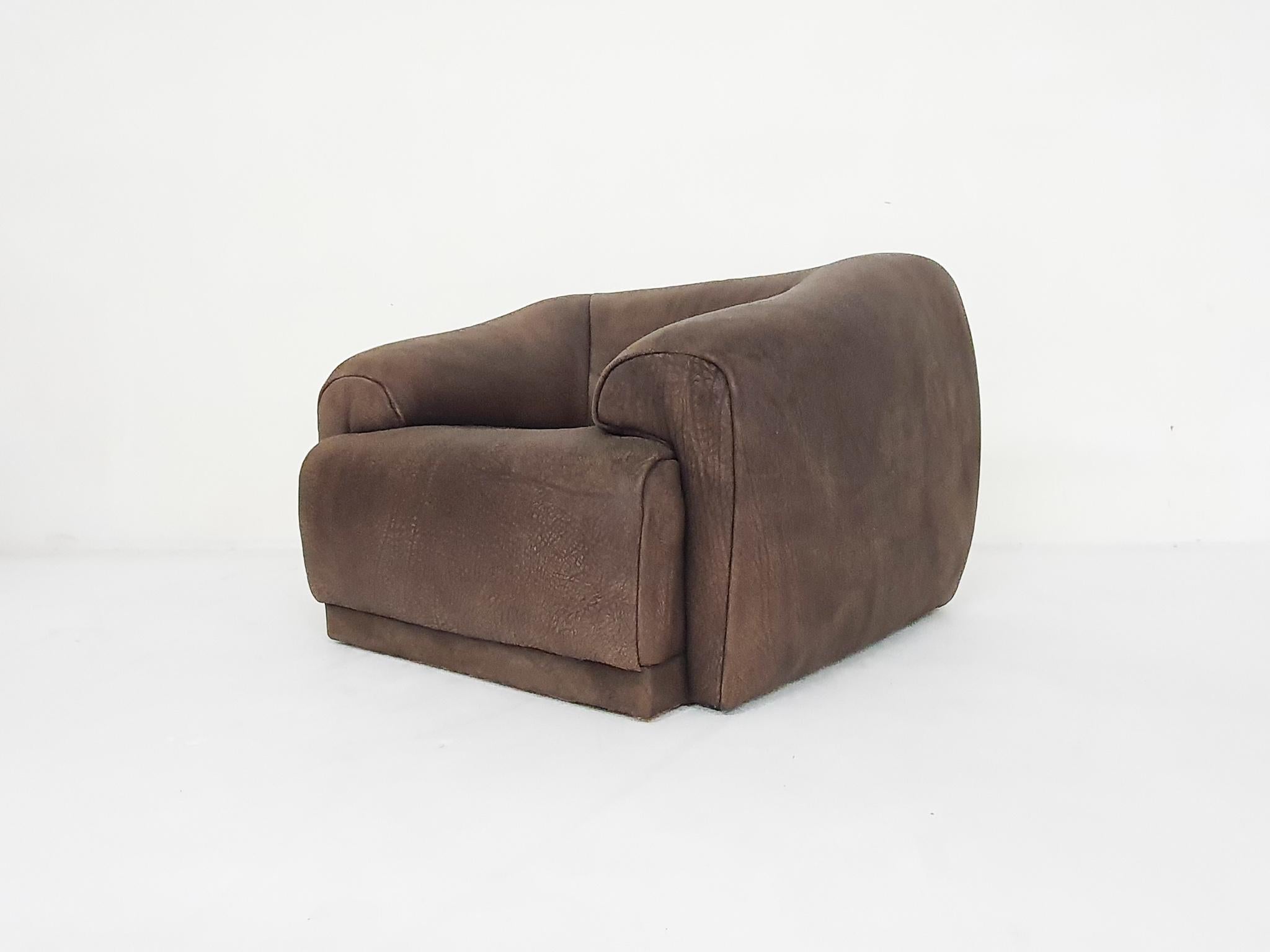 Thick brown buffalo leather lounge chairs in the Style of the model DS47 from th For Sale 2