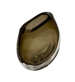 Vaso di vetro marrone spesso con coperchio inclinato, Brasile, Contemporaneo