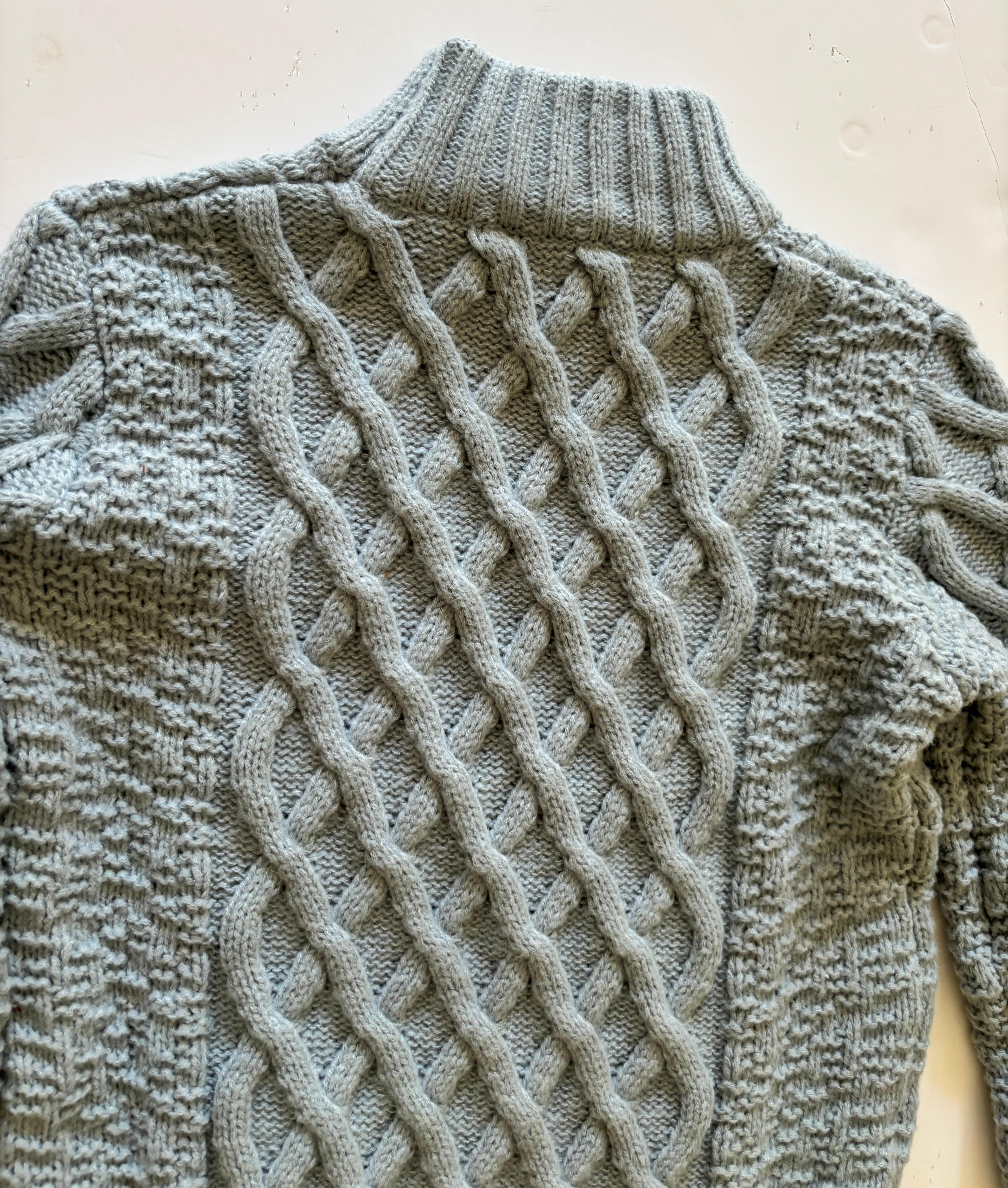 Blauer Strick-Rollkragenpullover mit dickem Kabel im Angebot 5