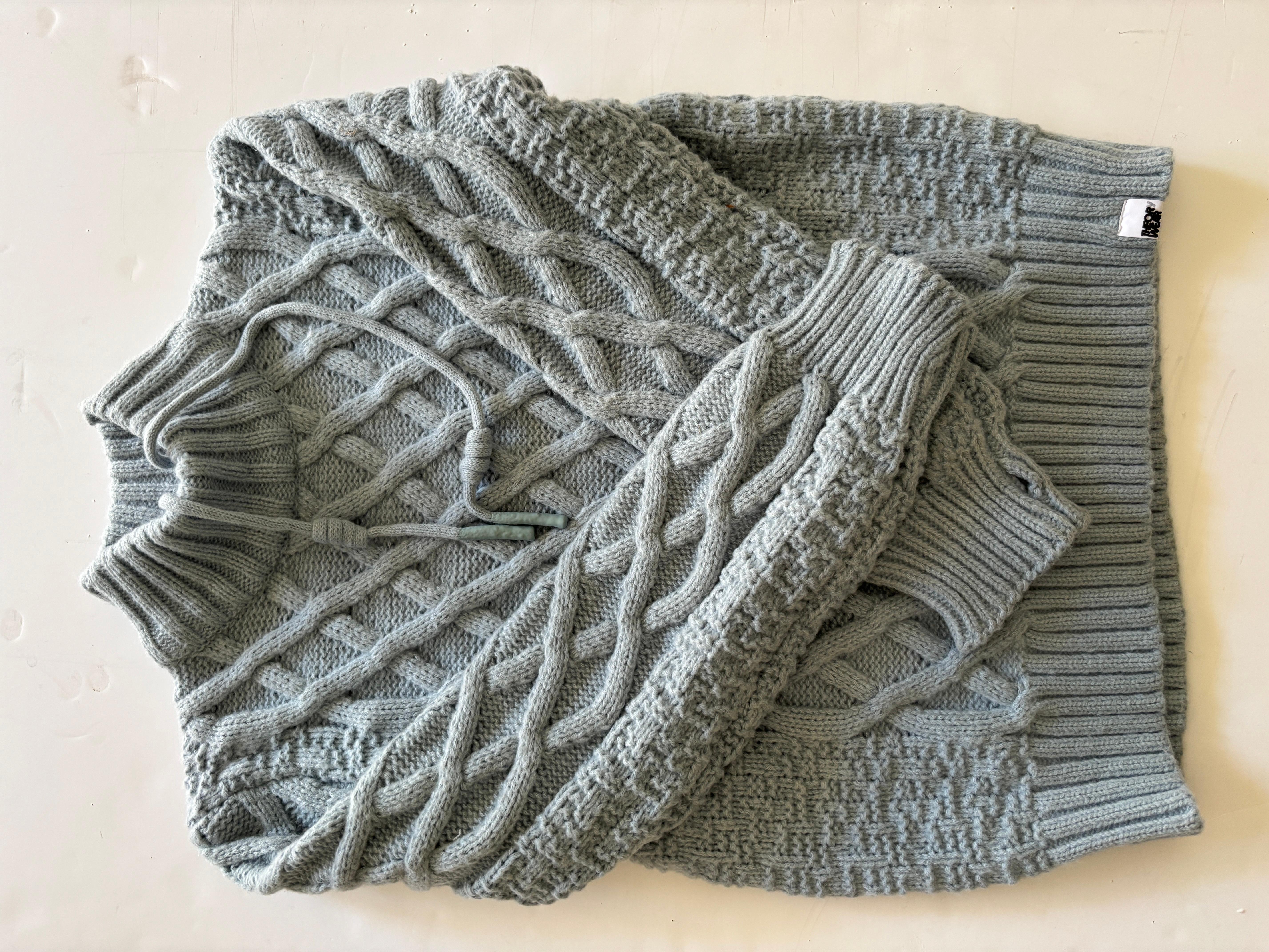 Blauer Strick-Rollkragenpullover mit dickem Kabel im Angebot 7