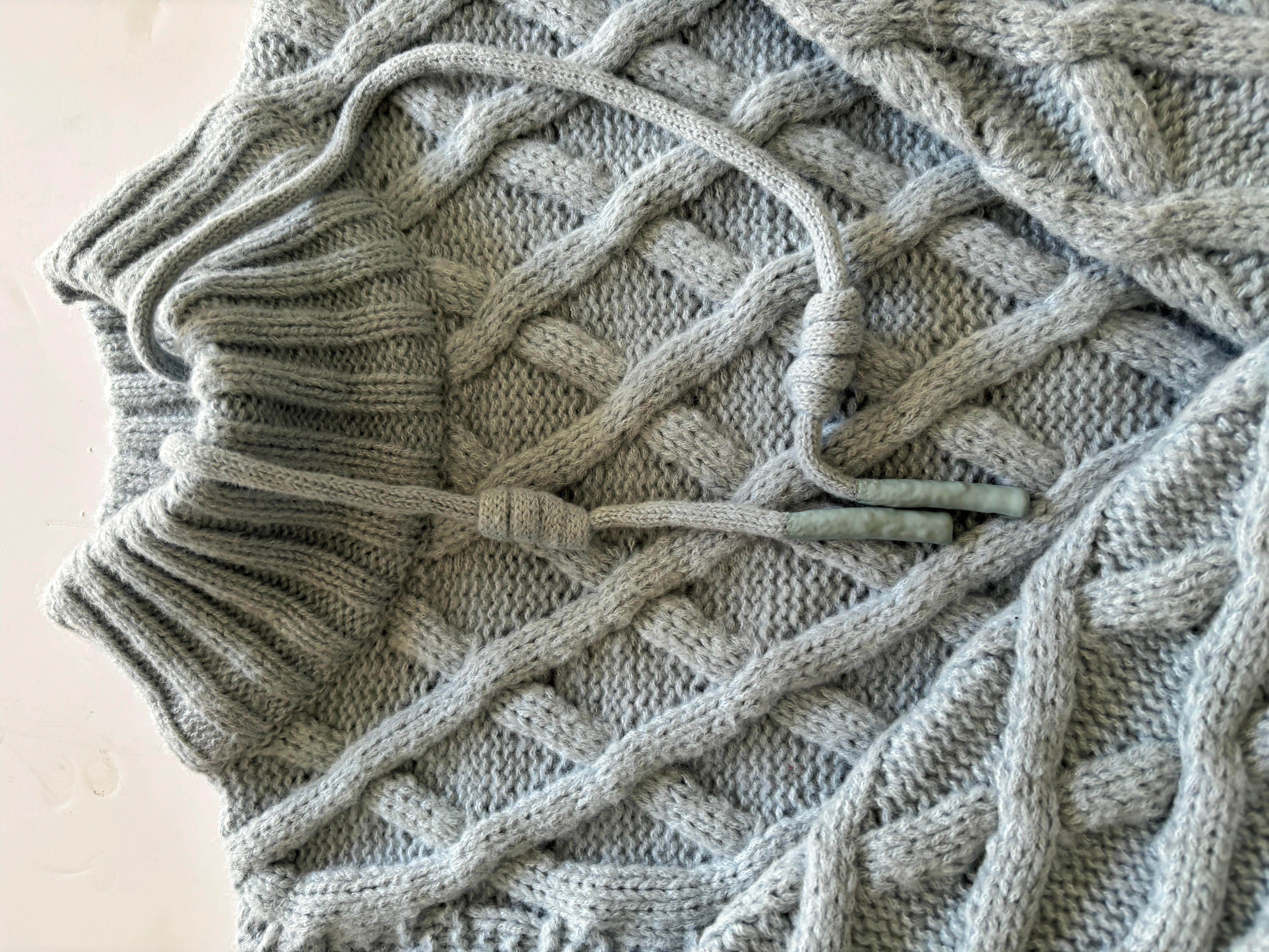 Blauer Strick-Rollkragenpullover mit dickem Kabel im Angebot 8