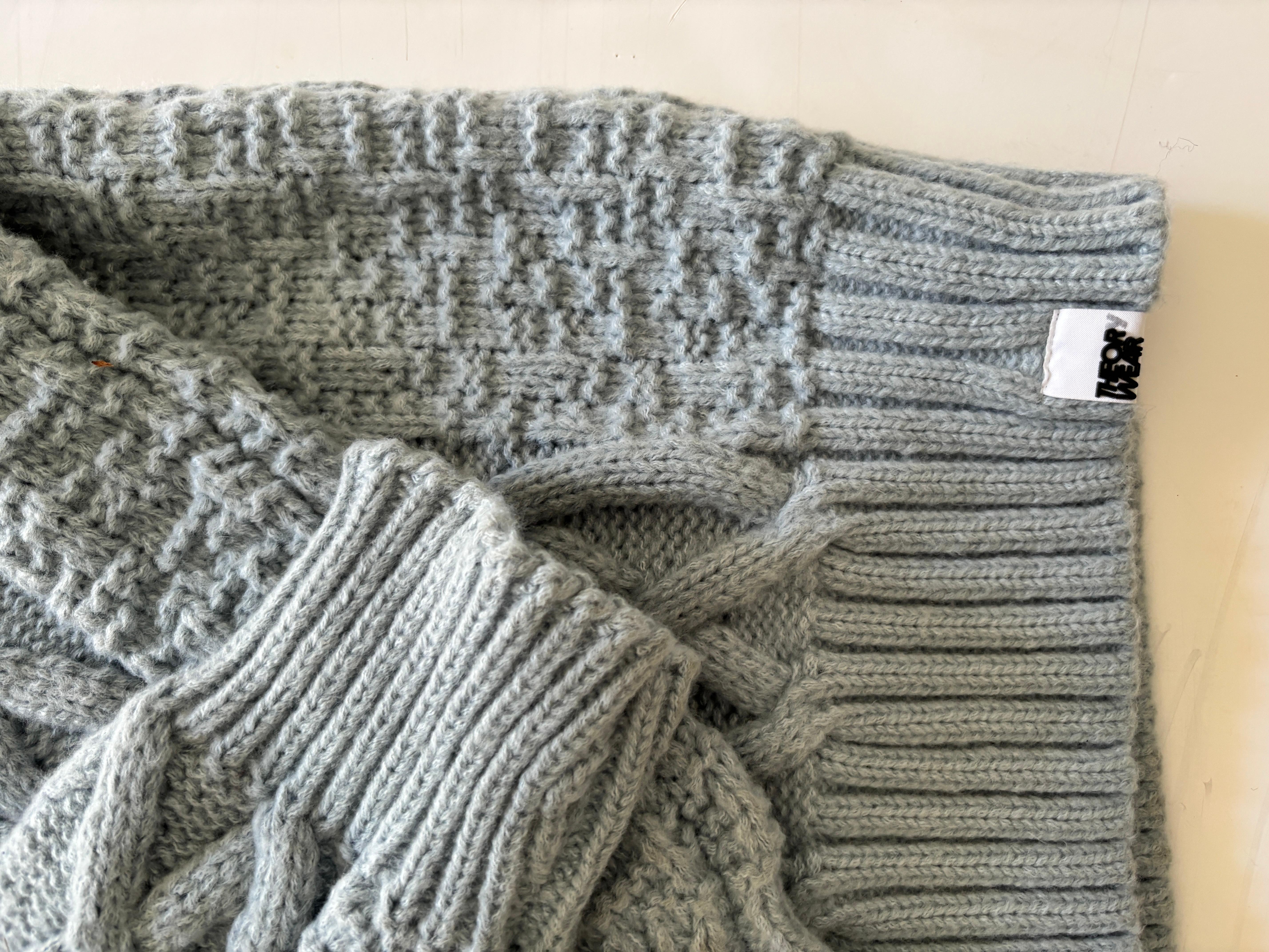 Blauer Strick-Rollkragenpullover mit dickem Kabel im Angebot 9
