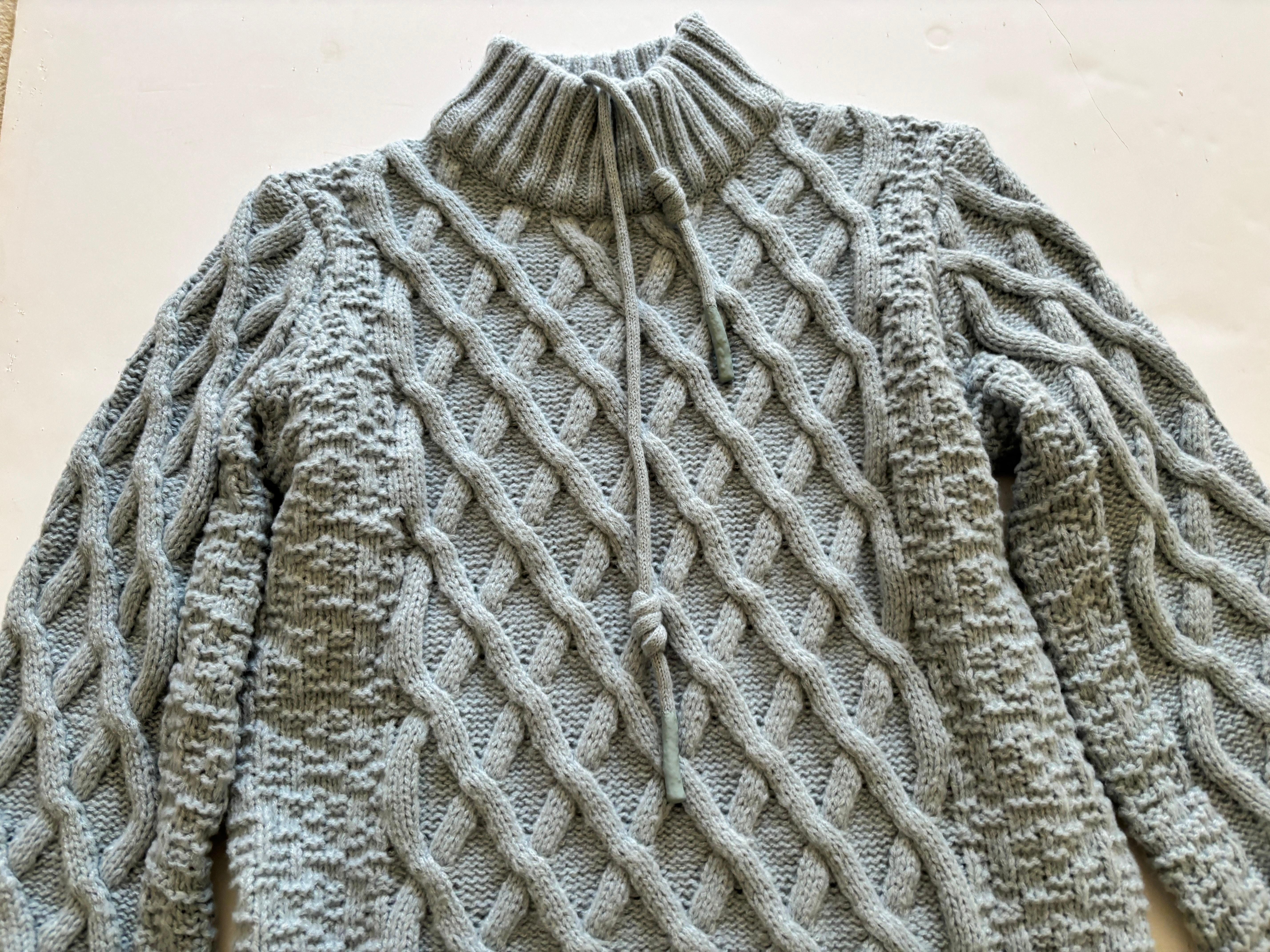 Blauer Strick-Rollkragenpullover mit dickem Kabel (Grau) im Angebot
