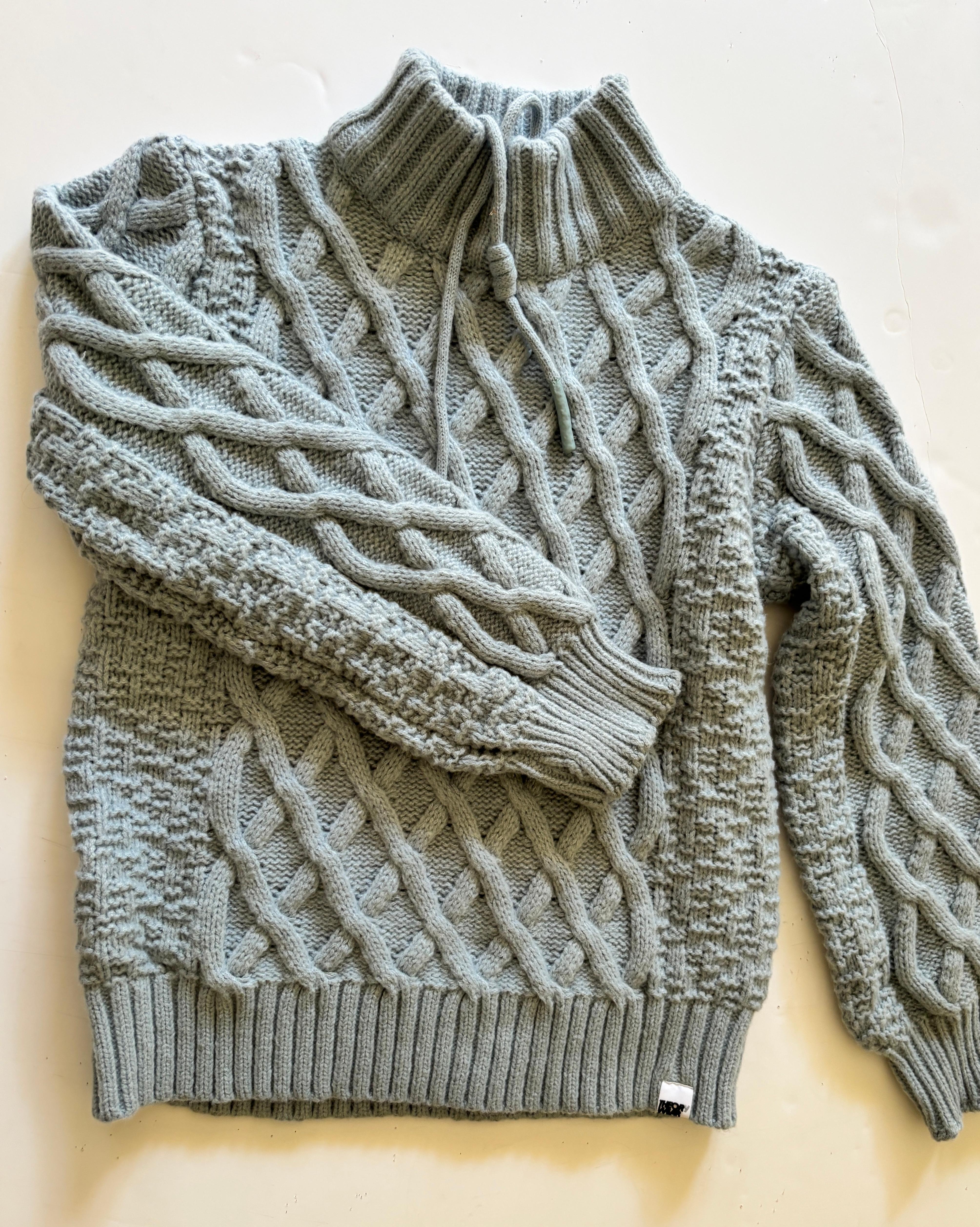 Blauer Strick-Rollkragenpullover mit dickem Kabel im Angebot 3