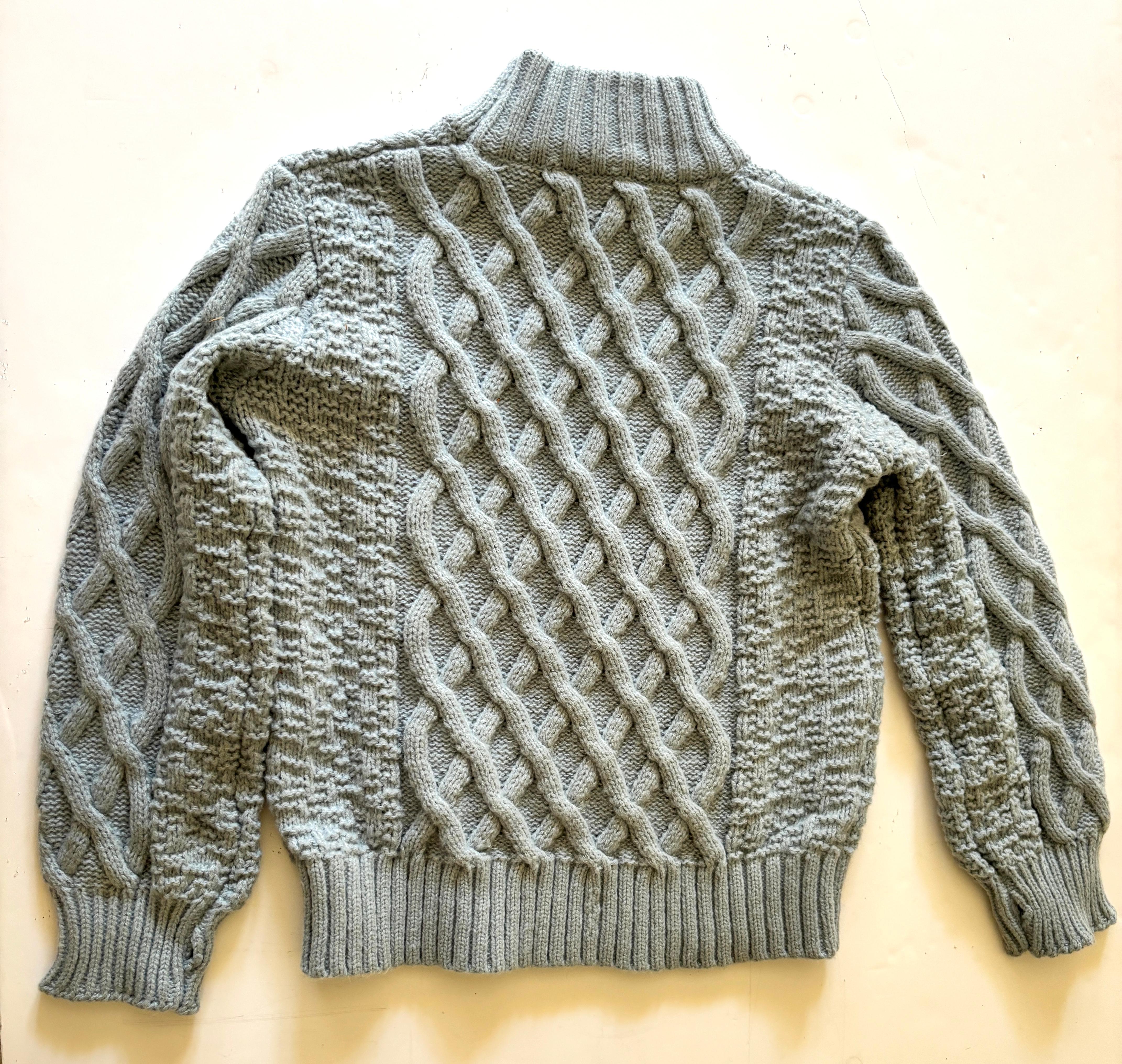 Blauer Strick-Rollkragenpullover mit dickem Kabel im Angebot 4