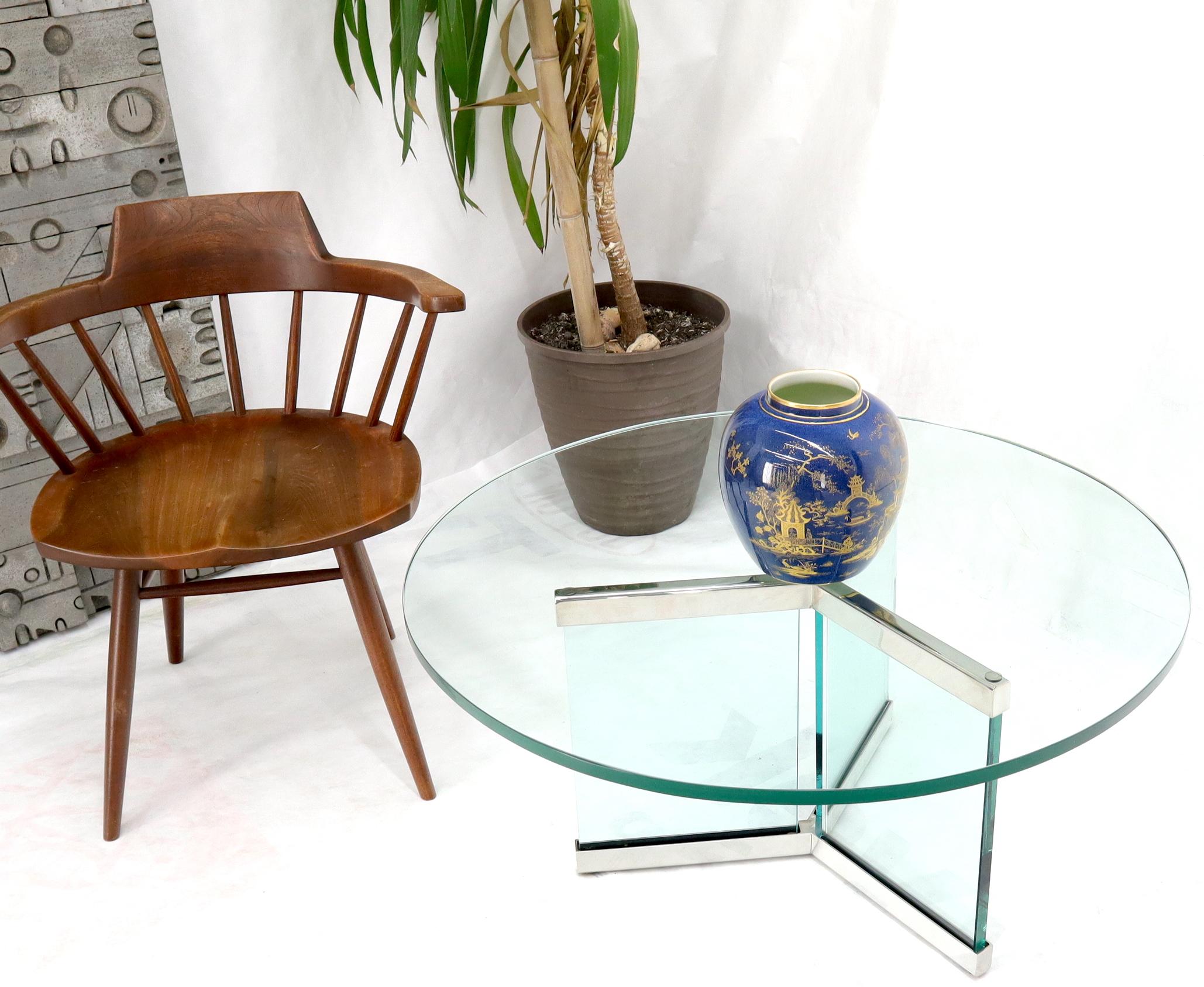 Table basse ronde à plateau en verre épais 3/4 en verre et base tripode chromée, de style moderne du milieu du siècle, par Pace.