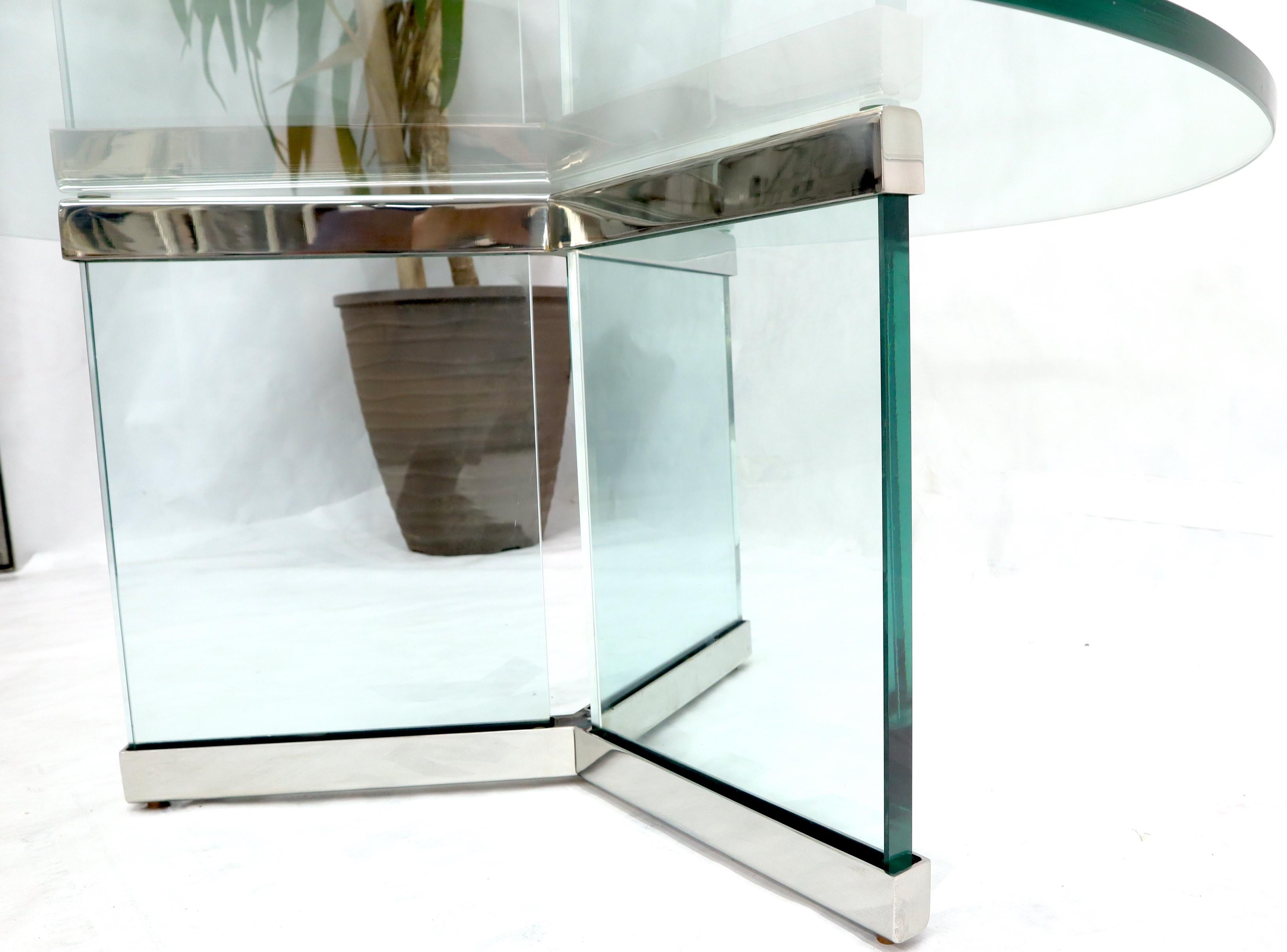 Thick Glass and Chrome Round Mid-Century Modern Coffee Table In Good Condition For Sale In Rockaway, NJ