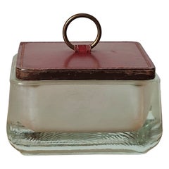 Caja de cristal grueso con tapa de cuero rojo y detalles de latón de Kearby Beard & Co.