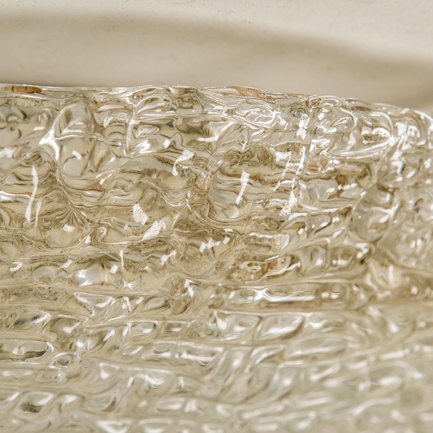 Hochwertiges, modernes, dickes, strukturiertes Eisglas für die Unterputzmontage. Hergestellt von der Firma Hillebrand, Deutschland, ca. 1965. Die Unterputzleuchte besticht durch eine große runde, handgefertigte Glasschale. Die Rückwand ist aus