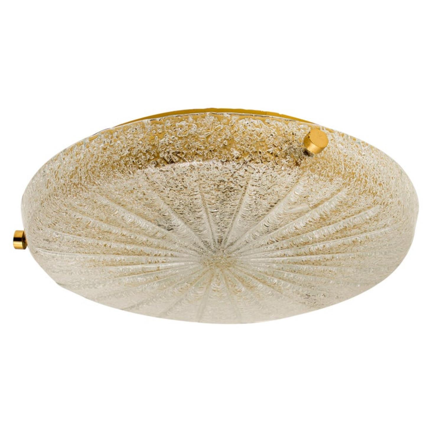 1 of the 2 high quality modern thick textured ice glass flush mount lights , circa 1965. Each flush mount is featuring a impressive huge round handmade glass dish.

Can also work for impressive wall lights. Al

The dish is handmade of 'Frit' glass.