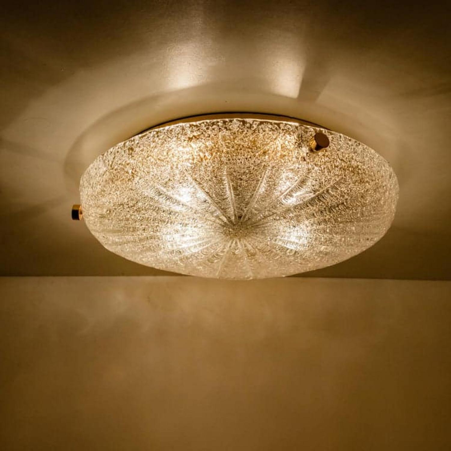 1 de las 2 luces empotradas modernas de cristal grueso texturizado de hielo de alta calidad , circa 1965. Cada empotrable lleva un impresionante plato redondo de cristal hecho a mano.

También puede servir para unos apliques impresionantes. Al

El