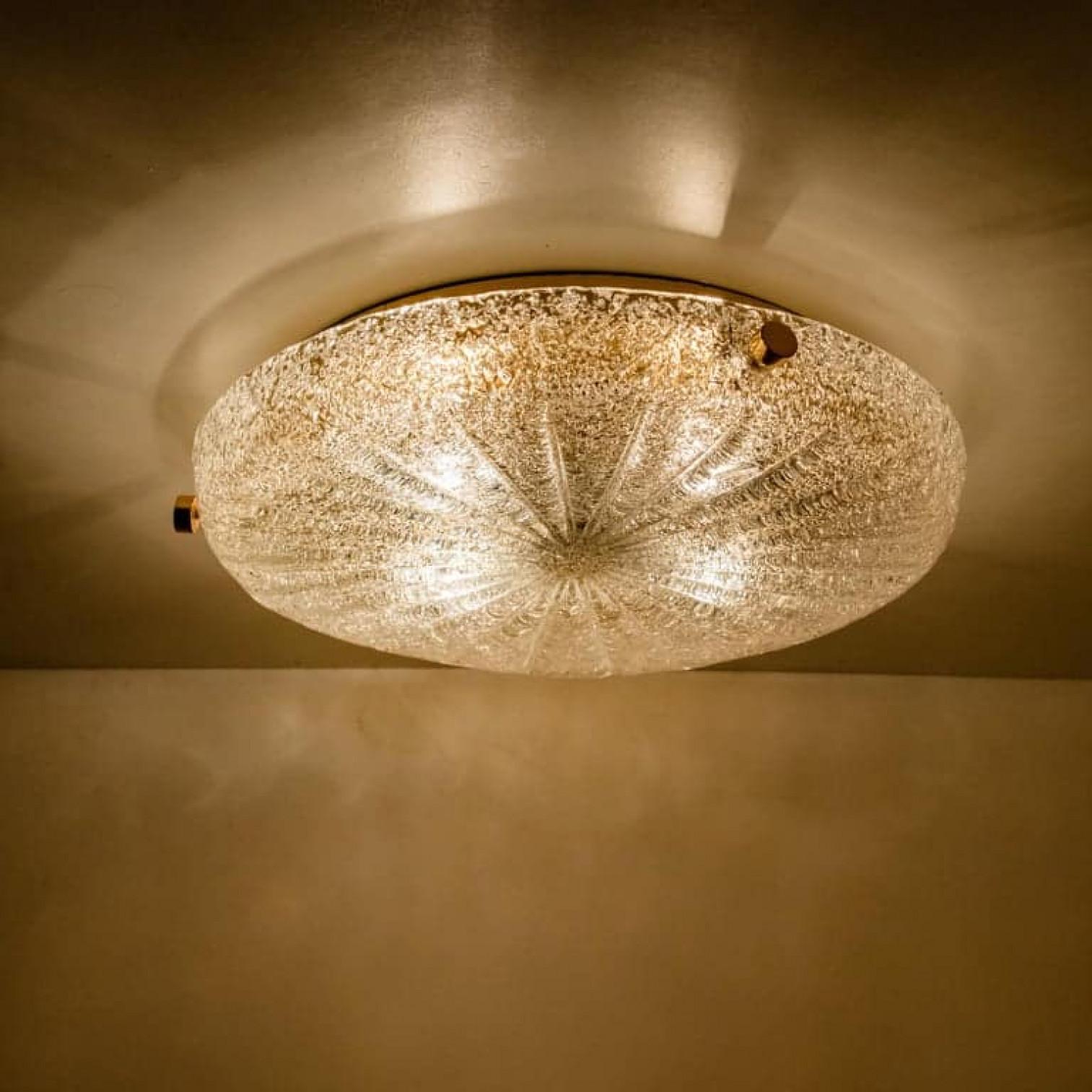 1 delle 2 luci da incasso moderne di alta qualità in vetro ghiaccio testurizzato, circa 1965. Ogni incasso è caratterizzato da un enorme piatto rotondo in vetro fatto a mano.

Può essere utilizzato anche come illuminazione a parete di grande