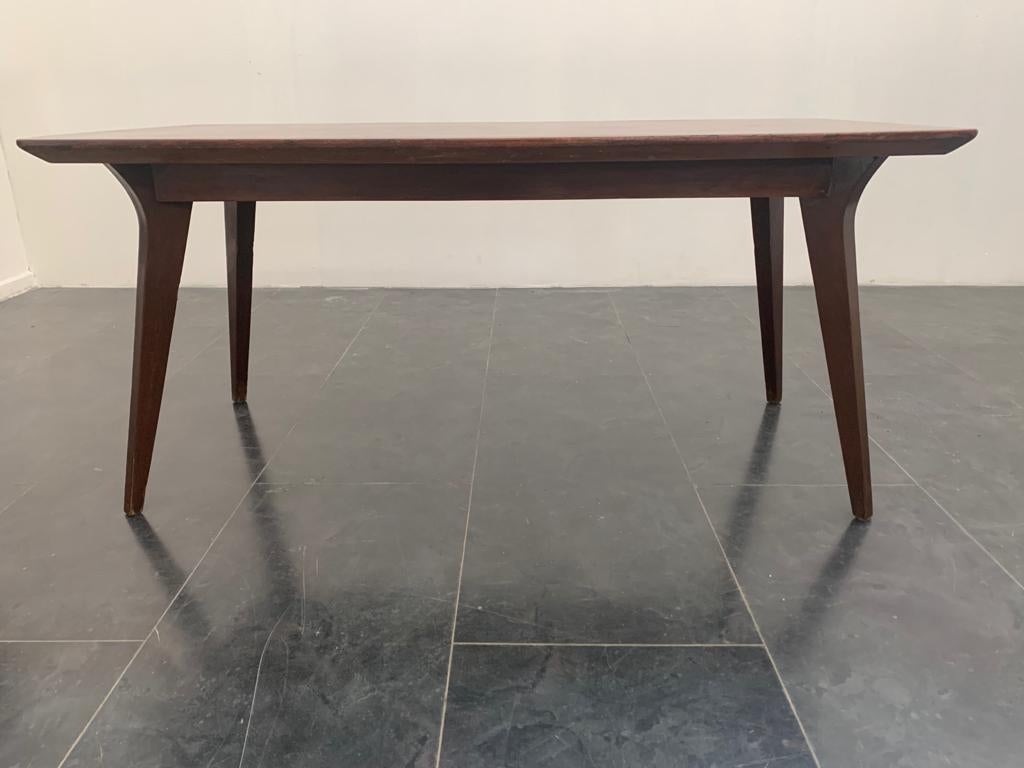 Table épaisse en teck italien du milieu du siècle.
L'emballage avec du papier bulle et des boîtes en carton est inclus. Si un emballage en bois est nécessaire (caisses ou boîtes) pour l'expédition aux États-Unis et à l'étranger, il doit faire