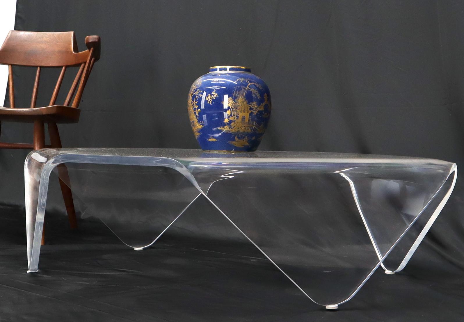 Américain Table basse en lucite pliée en une seule pièce et épaisse en vente
